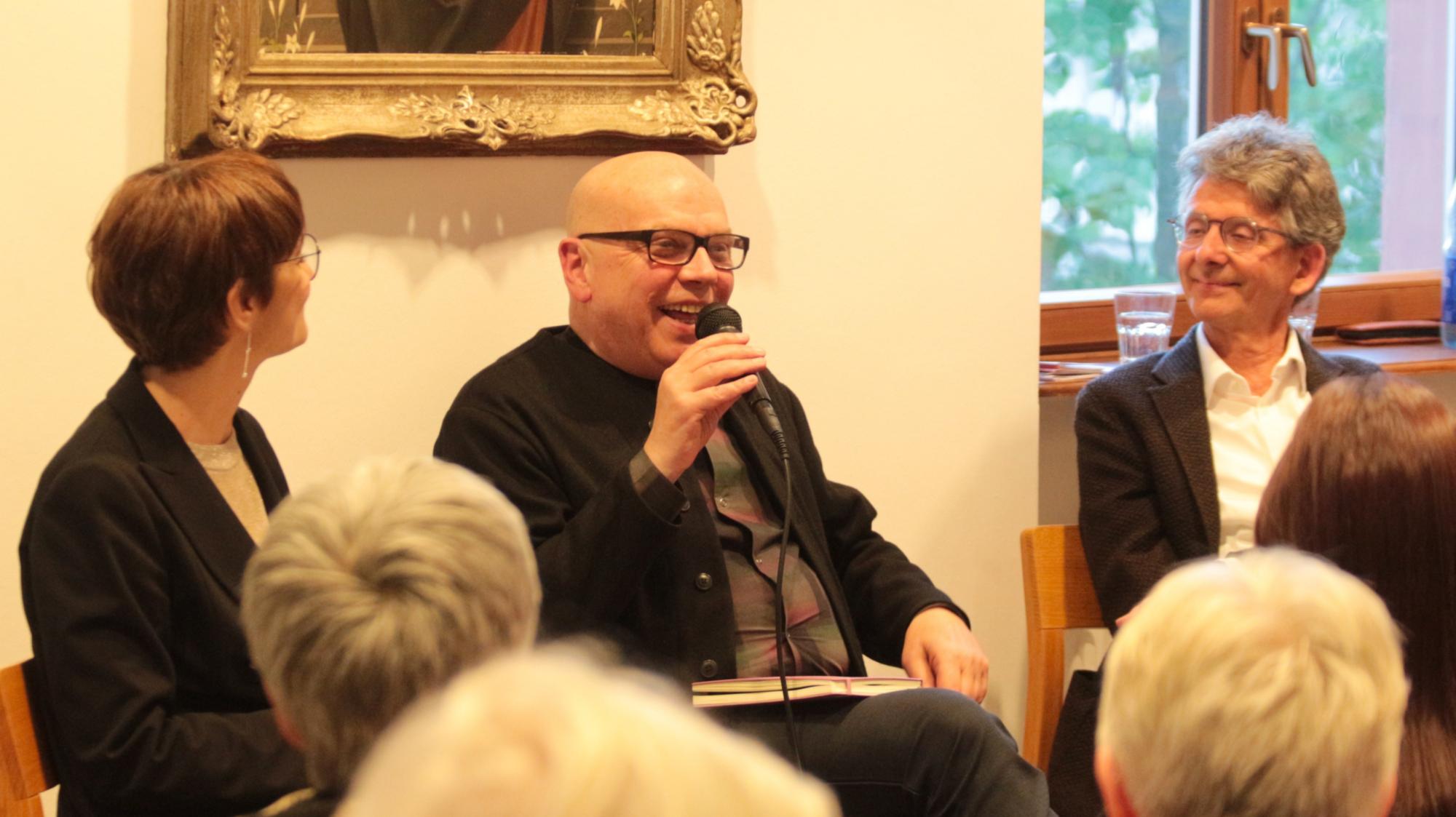 Mainz, 29. April 2026: Gespräch zu den Werken, die in der MArtinus-Bibliothek gezeigt werden (v.l.n.r.): Marita Liebermann, Holger Kleine und Dietrich Erben. (c) Bistum Mainz / Blum