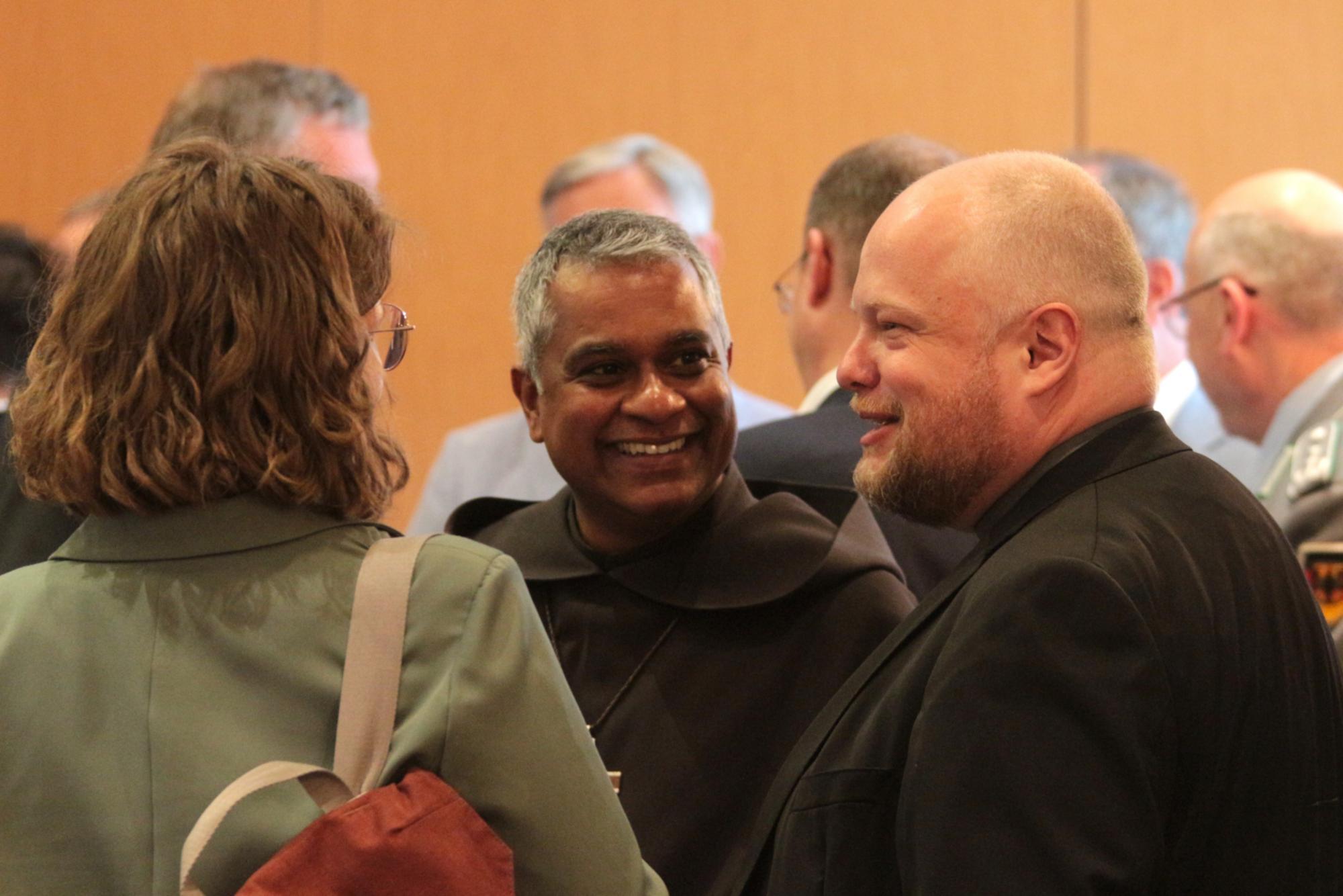Wiesbaden, 26. Mai 2026: Weihbischof Joshy Pottackal (Mitte) und Generalvikar Sebastian Lang (rechts) beim Thomas Morus-Empfang. (c) Bistum Mainz / Blum