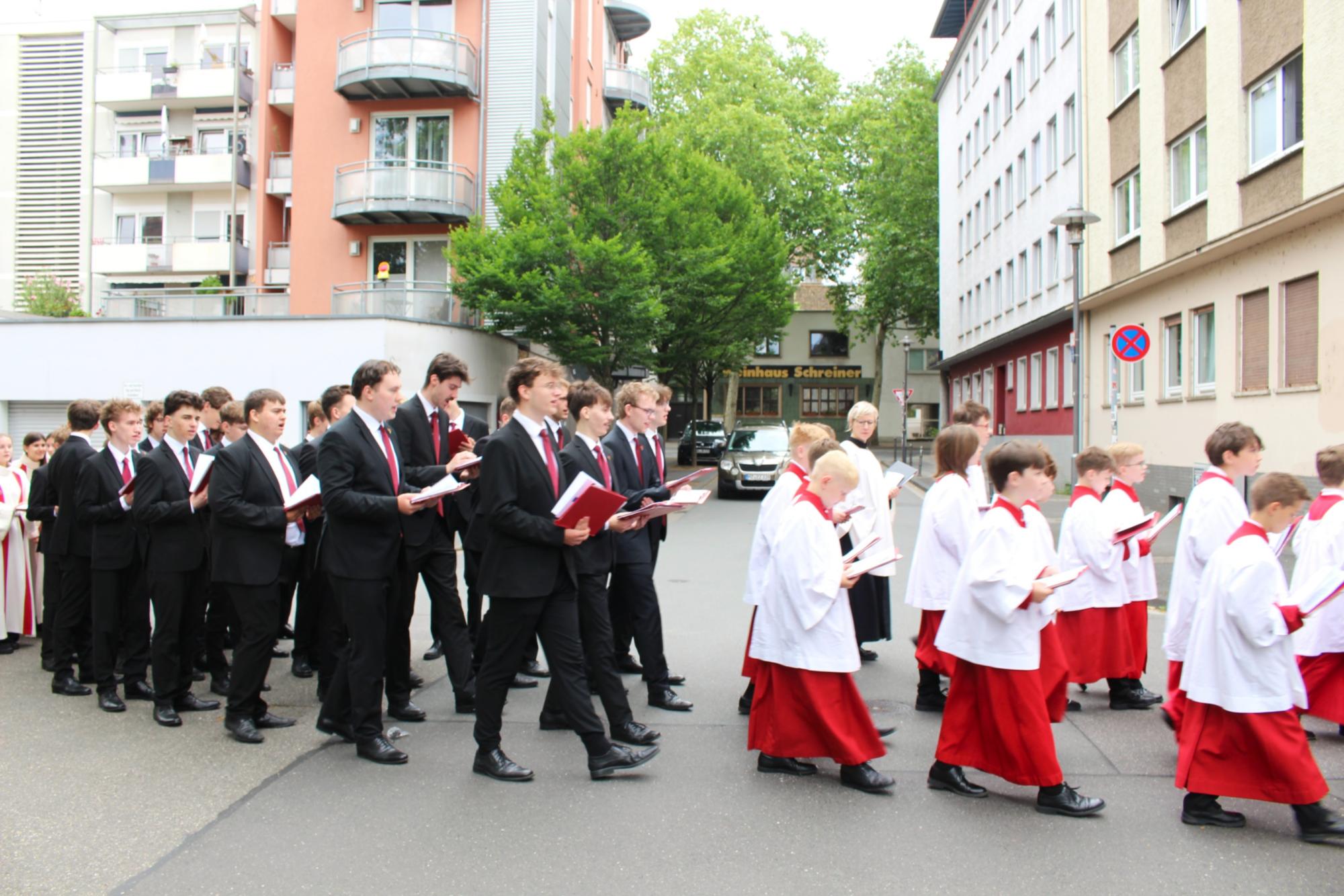 Mainz, 4. Juni 2026: Die Chöre am Mainzer Dom begleiteten die Fronleichnamsprozession. (c) Bistum Mainz / Blum