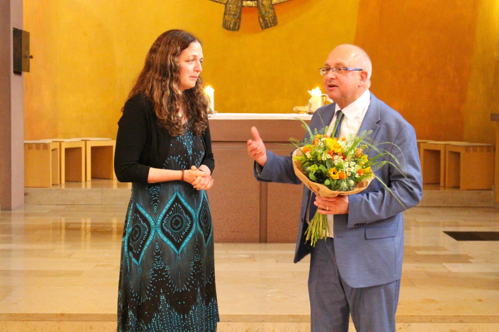 Ockenheim/Kloster Jakobsberg, 11. Juni 2026: Seelsorgedezernent Michael Wagner-Erlekam dankte Sonja Knapp für ihr Engagement um die Geistliche Begleitung im Bistum Mainz. (c) Bistum Mainz / Blum