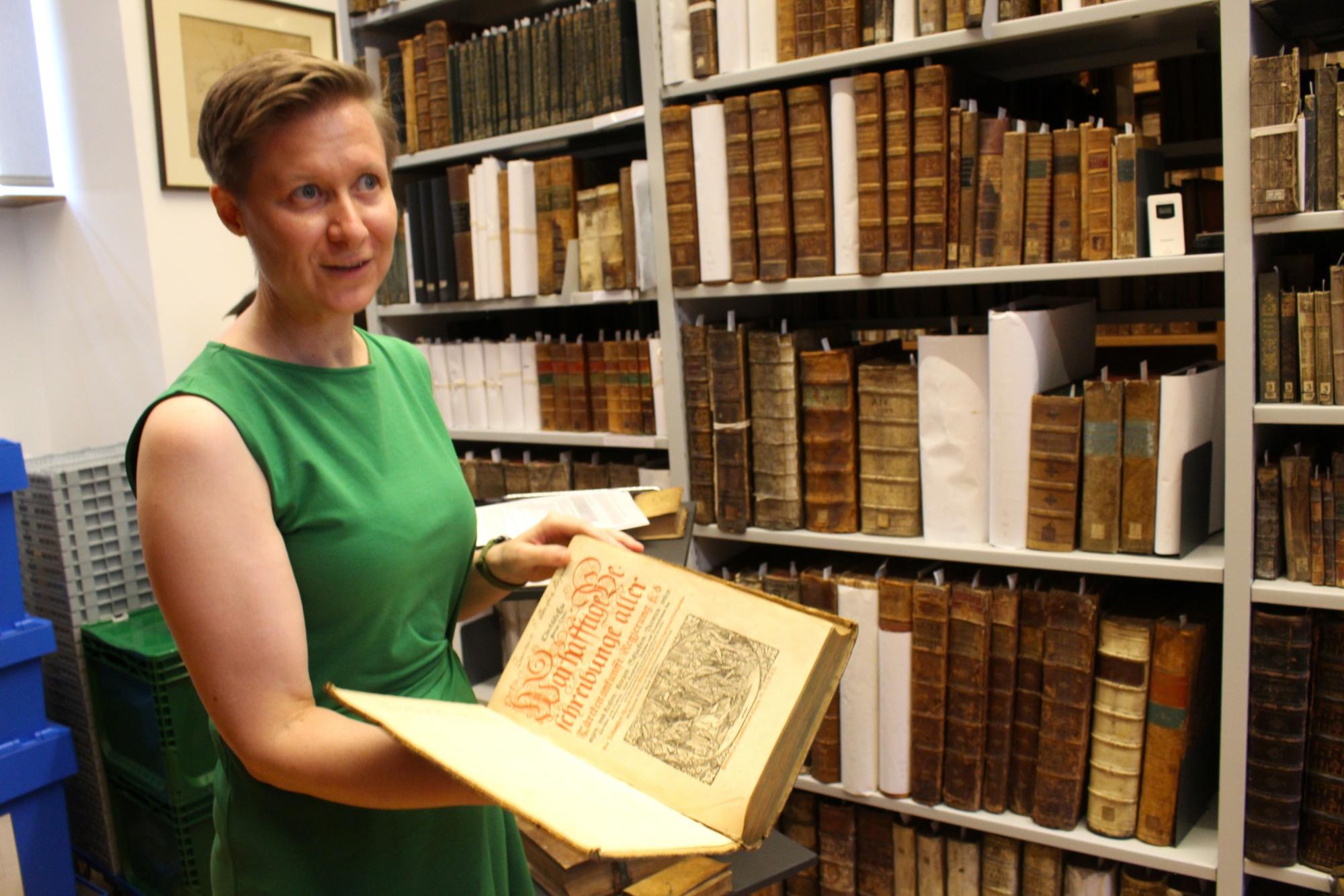 Mainz, 29. Juli 2026: Dr. Hedwig Suwelack erläuterte beim Rundgang durch die Martinus-Bibliothek, dass die historischen Bestände häufig aus Nachlässen stammen, wie dieser Band aus dem Nachlass von Johann von Heppenheim.