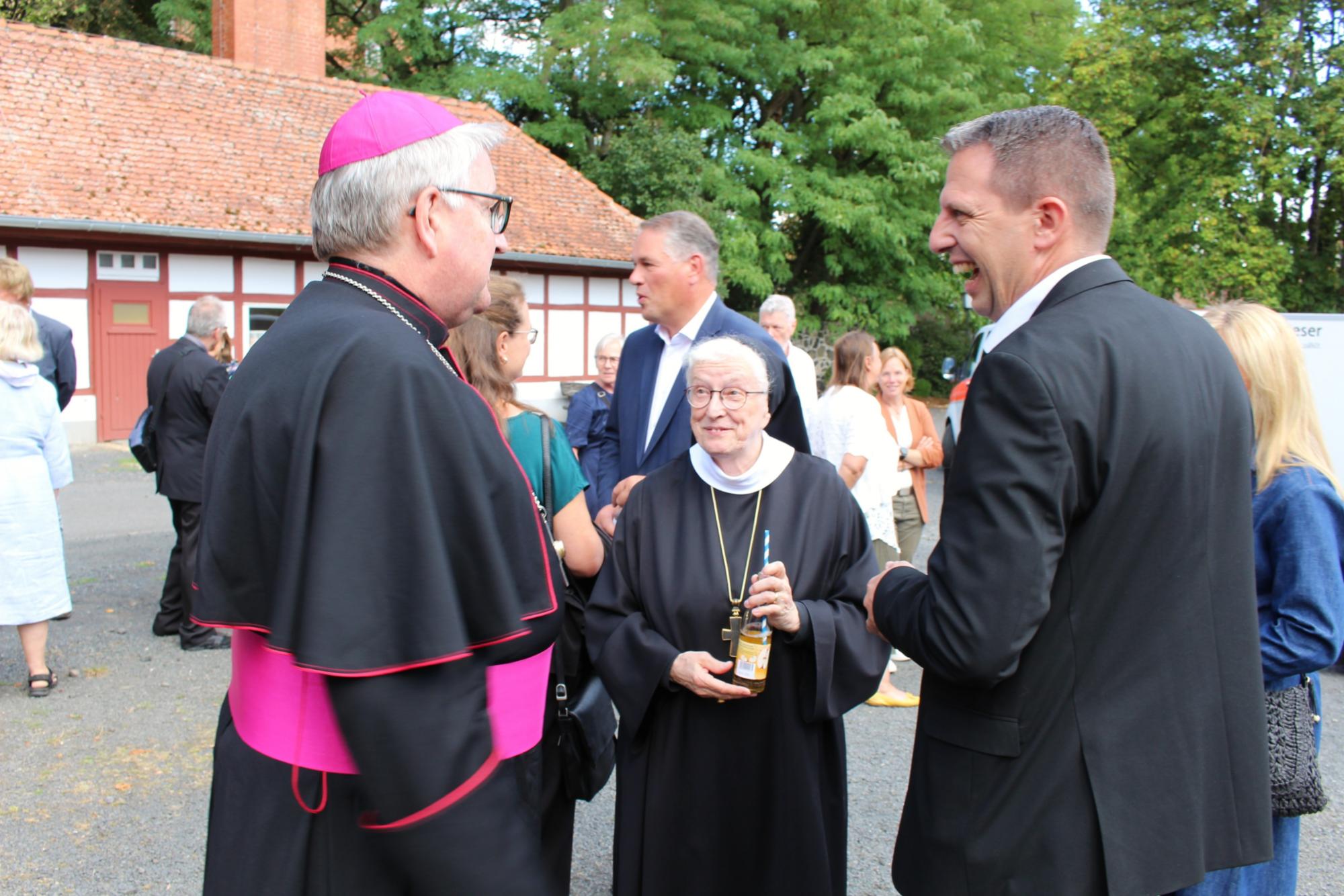 Altenstadt, 23. August 2026: Bischof Peter Kohlgraf im Gespräch mit dem Bürgermeister von Altenstadt, Dominic Imhof (rechts) und Äbtissin Elisabeth Kralemann (Mitte).
