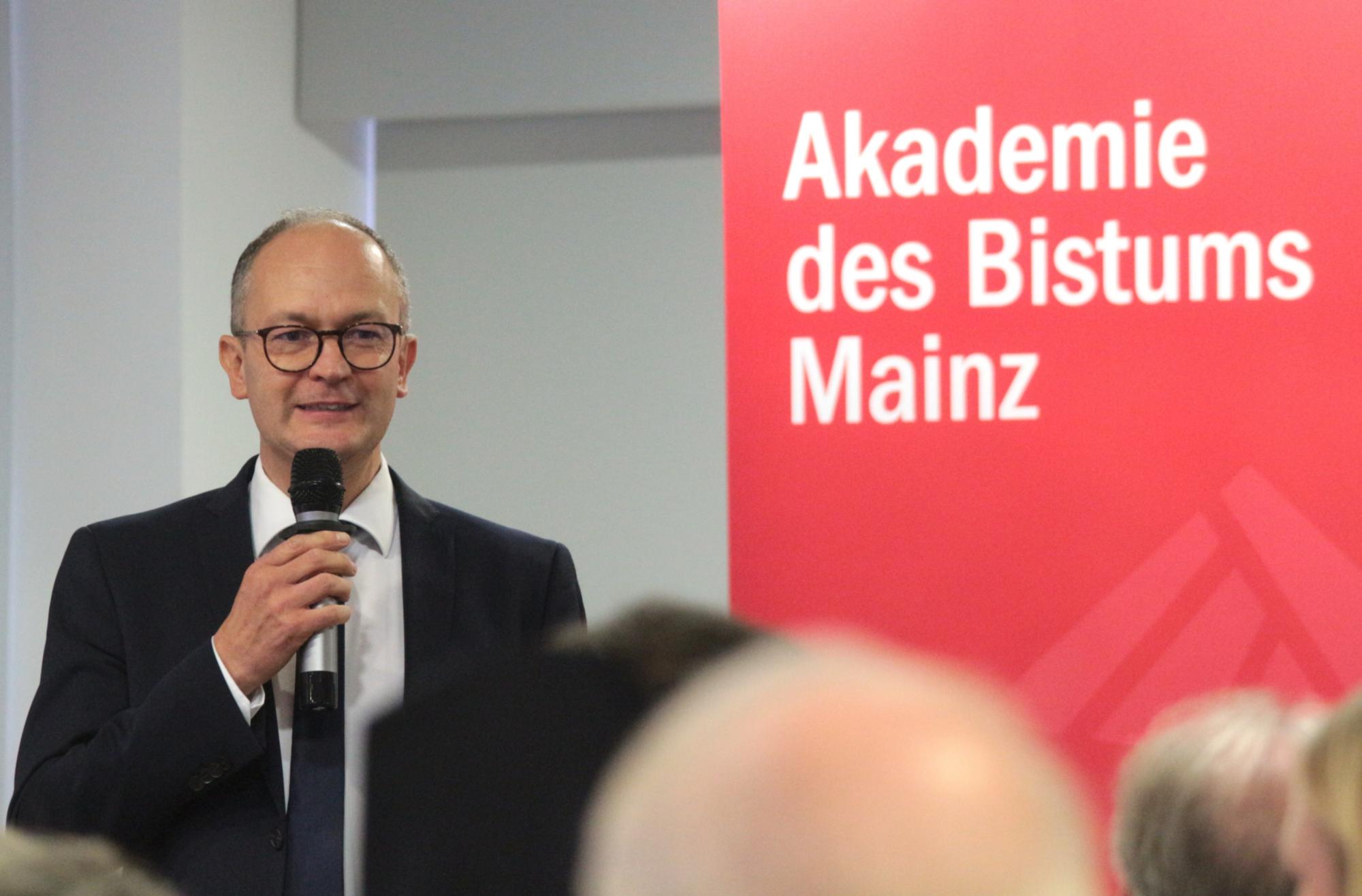 Mainz, 3. September 2026: Akademieleiter Dr. Andreas Linsenmann begrüßte die Gäste im Erbacher Hof.