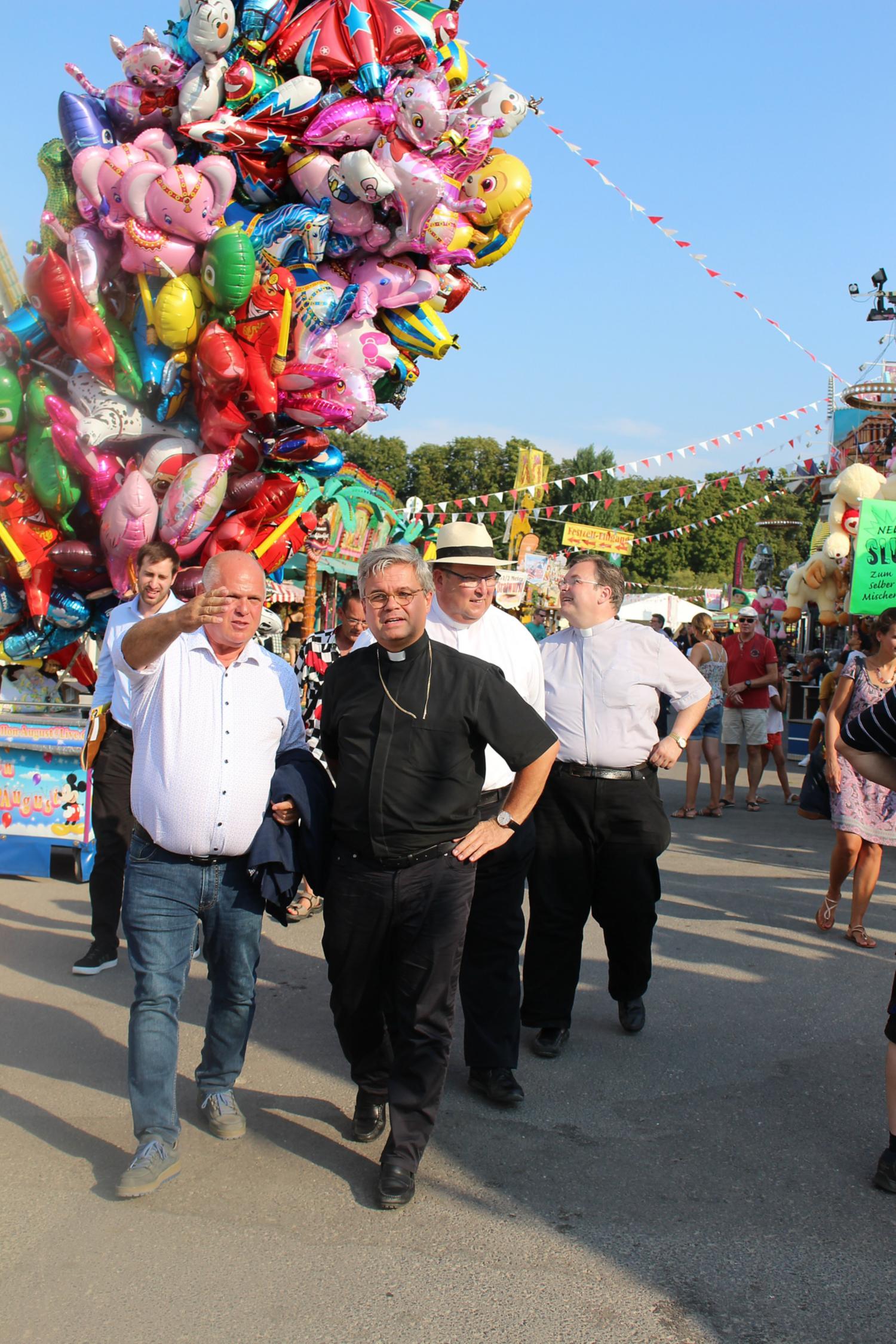 Worms, 26. August 2019: René Bauer (links) führte Weihbischof Udo Markus Bentz gemeinsam mit Monsignore Simon und Pfarrer Ellinghaus über das Backfischfest. (c) Bistum Mainz / Blum