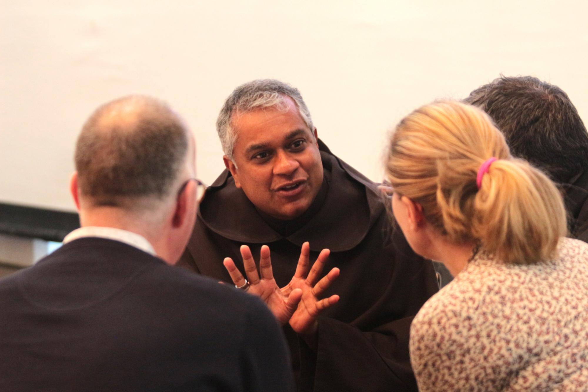 Mainz, 12. September 2026: Weihbischof Joshy Pottackal im Austausch bei der Diözesanversammlung.
