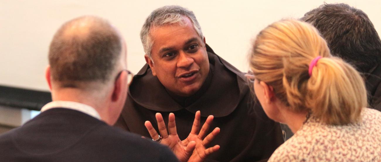 Mainz, 12. September 2026: Weihbischof Joshy Pottackal im Austausch bei der Diözesanversammlung.