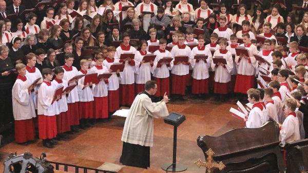 Domkapellmeister Professor Karsten Strock dirigiert Chöre der Musica Sacra am Mainzer Dom.