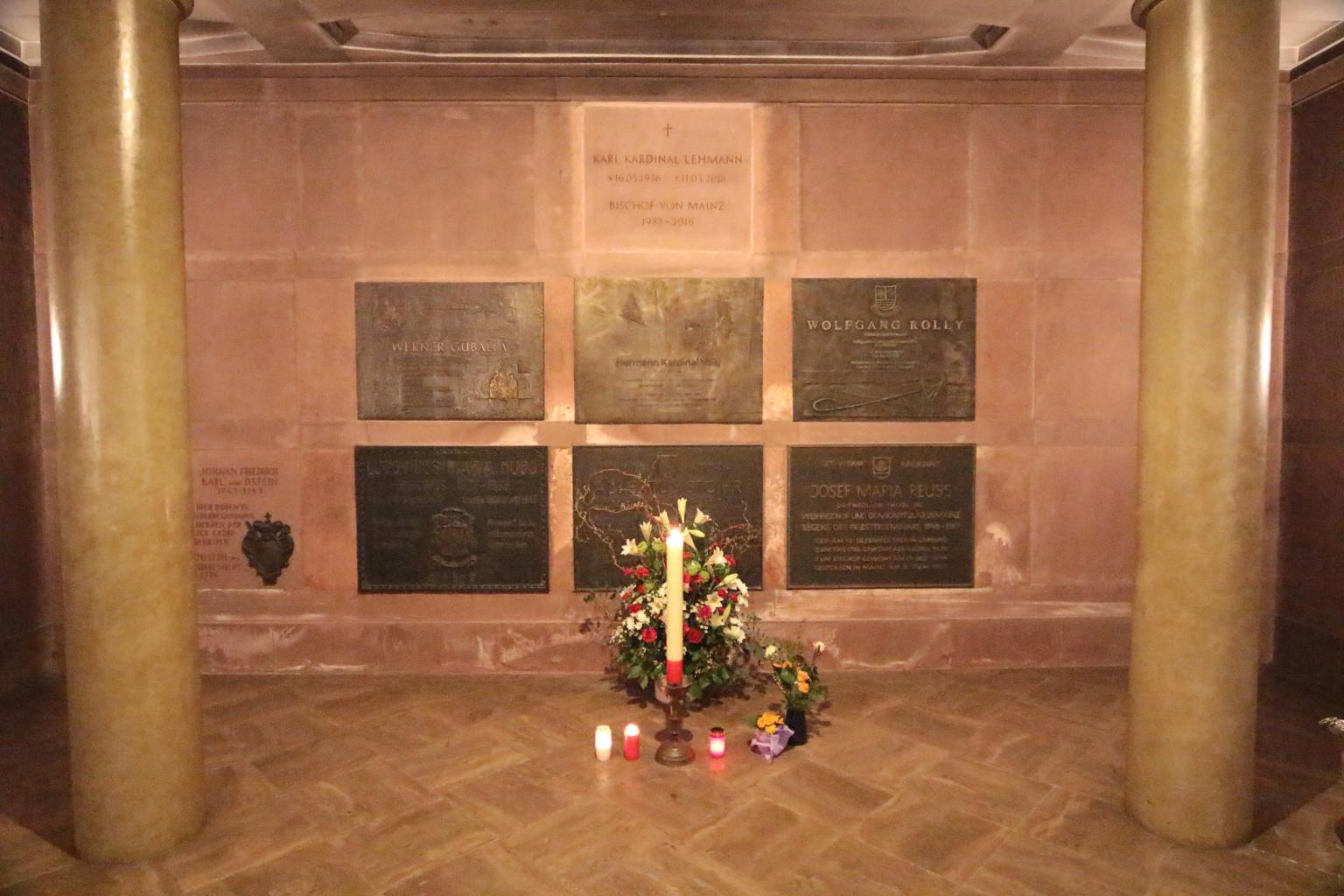 Mainz, 17. März 2019: Das Grab von Kardinal Karl Lehmann im Mainzer Dom befindet sich in der Bischofsgruft unter dem Westchor. (c) Bistum Mainz / Blum
