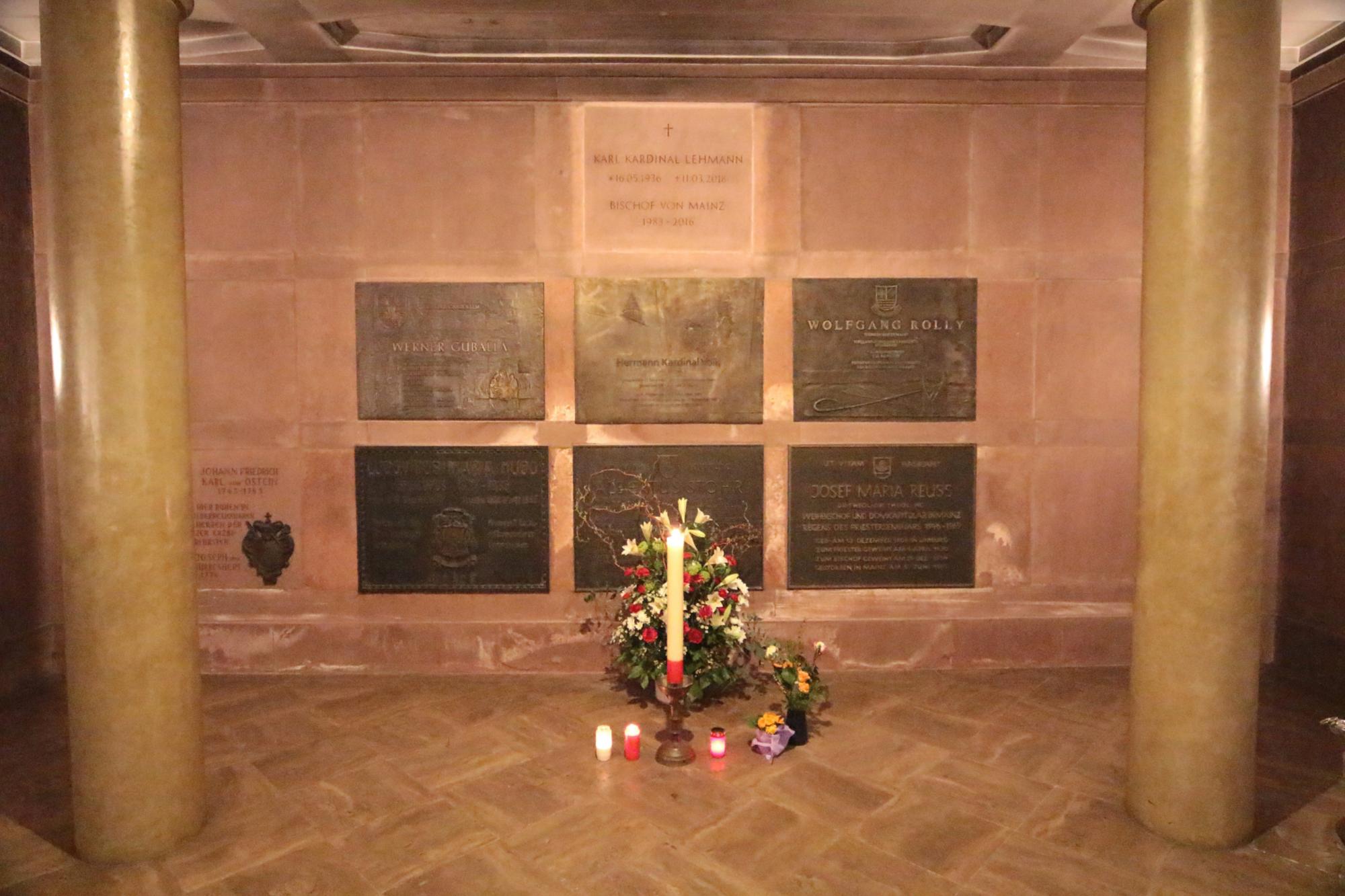 Mainz, 17. März 2019: Das Grab von Kardinal Karl Lehmann im Mainzer Dom befindet sich in der Bischofsgruft unter dem Westchor.