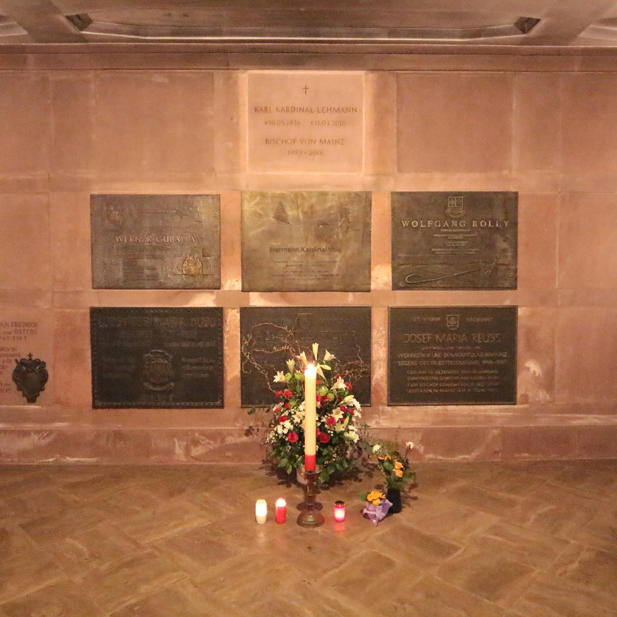 Mainz, 17. März 2019: Das Grab von Kardinal Karl Lehmann im Mainzer Dom befindet sich in der Bischofsgruft unter dem Westchor.