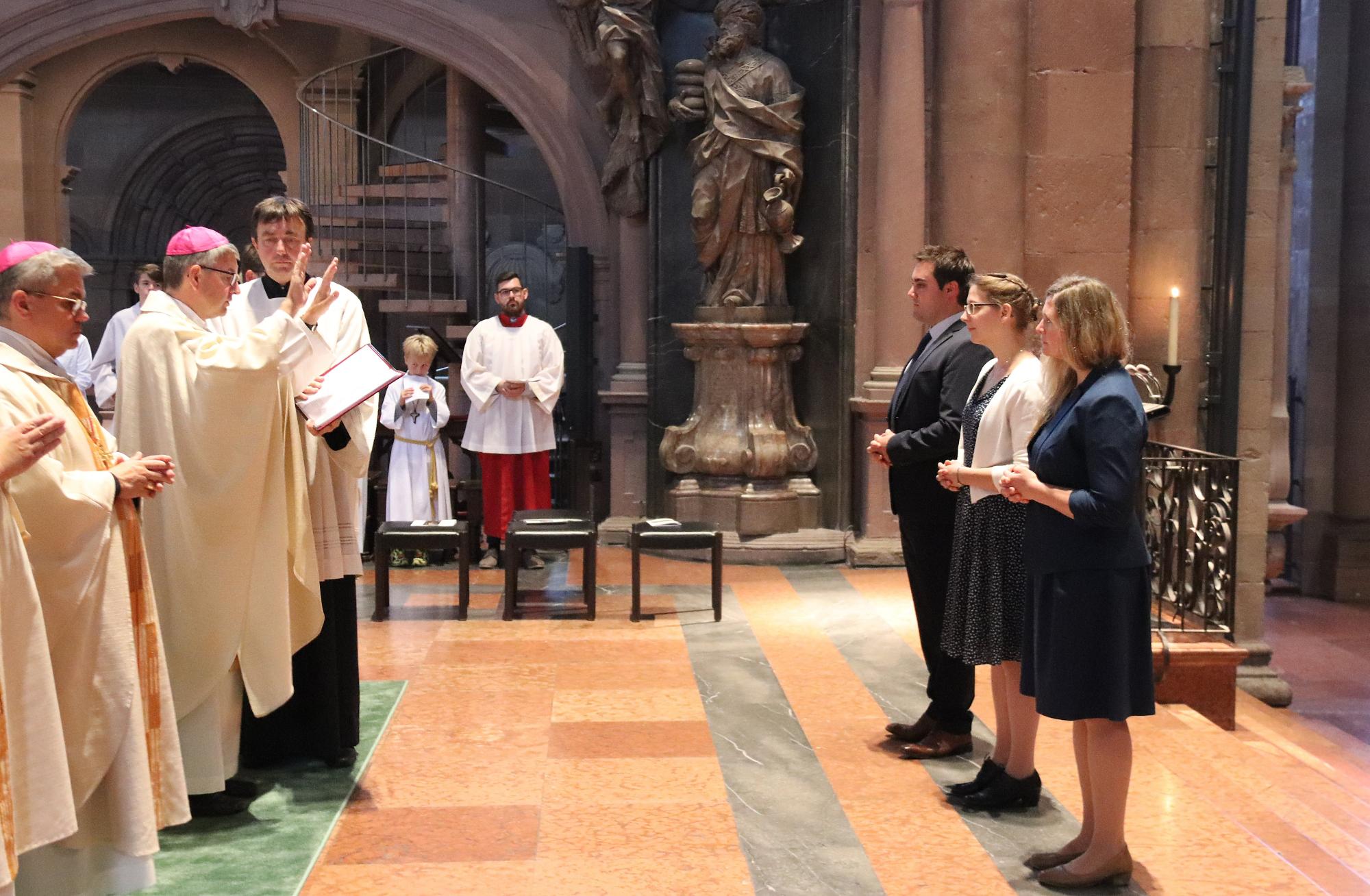 Mainz, 7.9.2019: Bischof Peter Kohlgraf spricht ein Segensgebet für die Gesendeten.