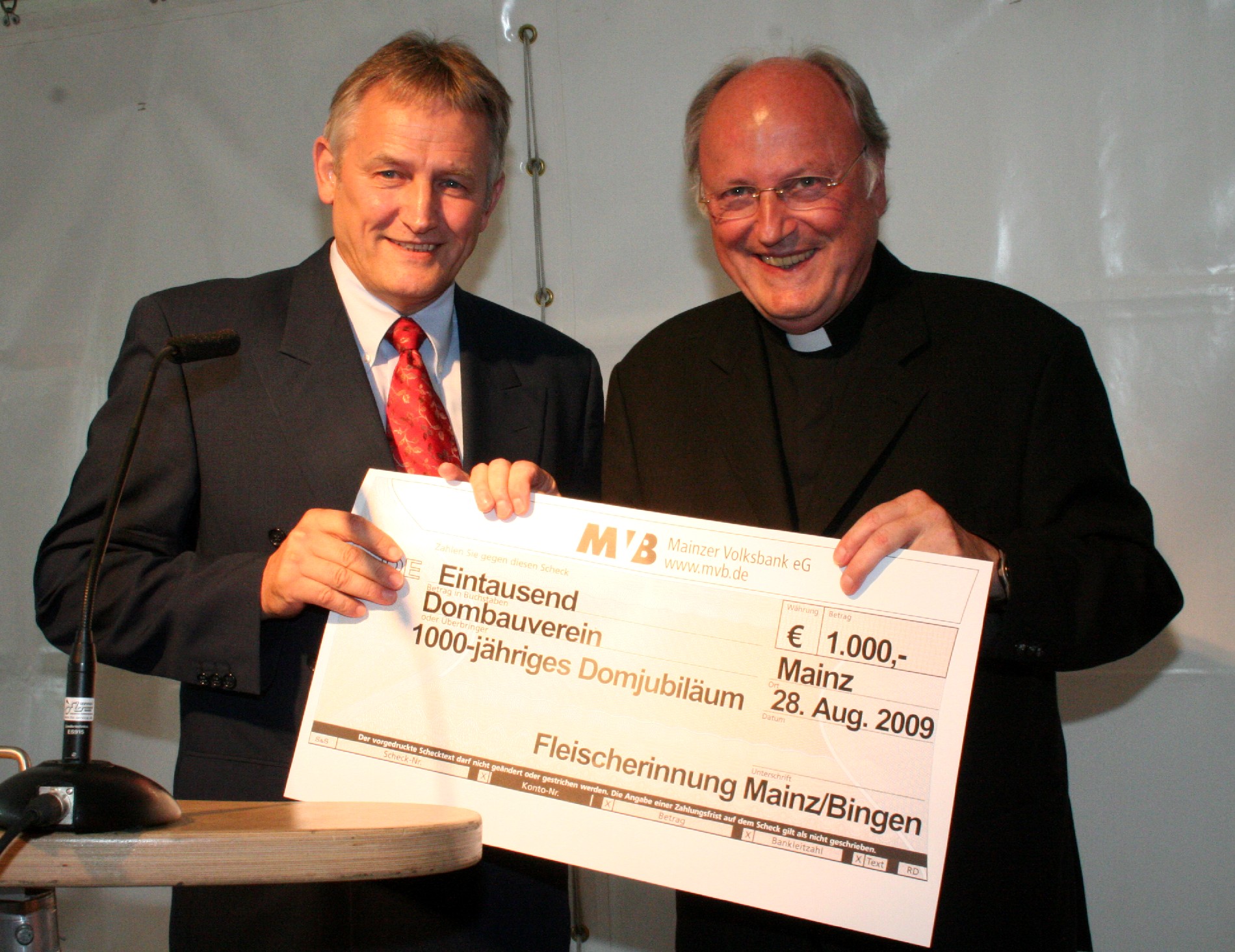 3-scheckuebergabe-jpg (c) Bistum Mainz / Matschak (Ersteller: Bistum Mainz / Matschak)