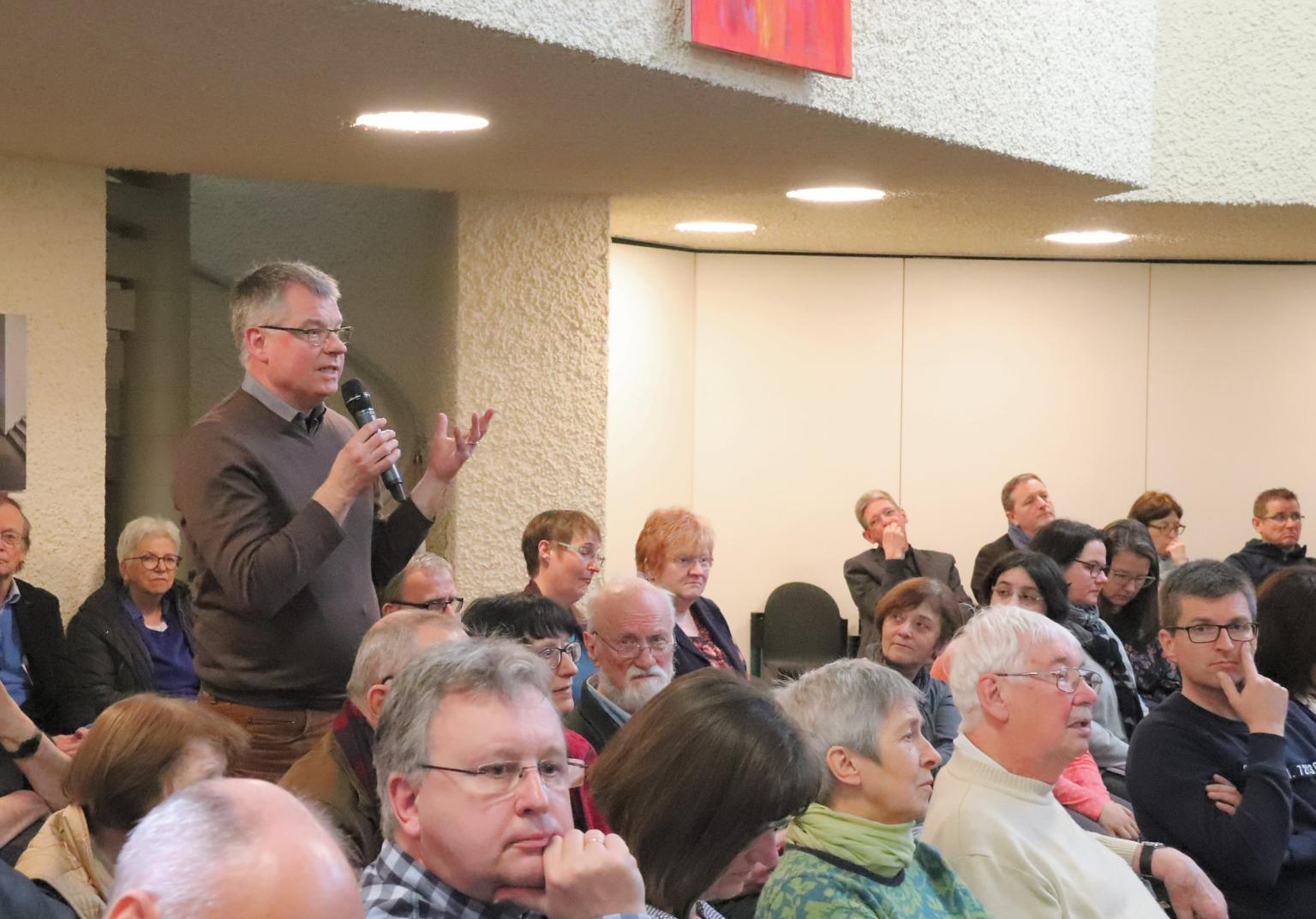 Darmstadt, 9.3.2019: Zahlreiche Fragen und Statements gab es von Seiten der Teilnehmerinnen und Teilnehmer im letzten Teil des Gesprächstages. (c) Bistum Mainz / Matschak