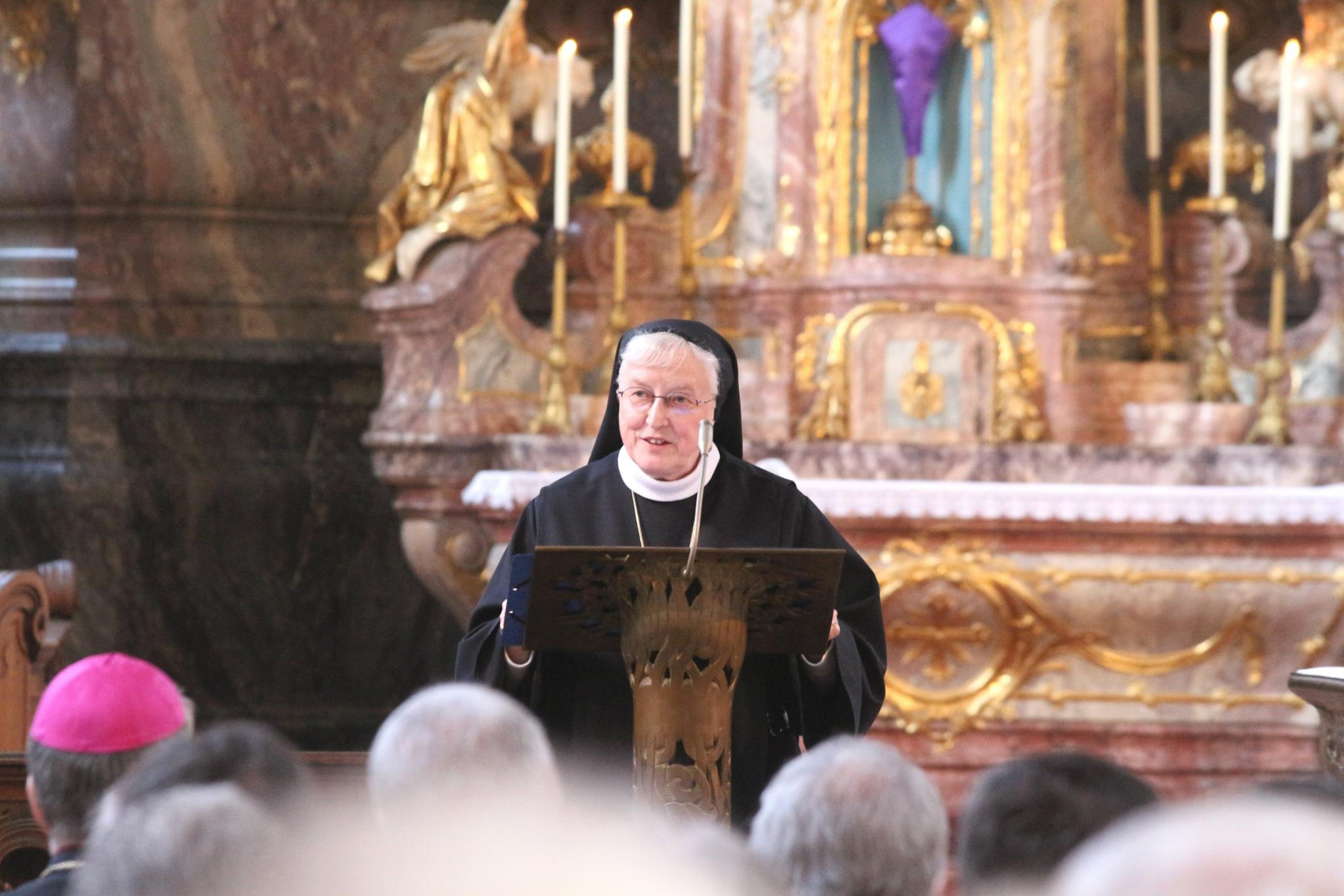 Mainz, 15. April 2019: Die Äbtissin der Benediktinerinnen-Abtei Kloster Engelthal, Schwester Elisabeth Kralemann OSB, bei ihrem Vortrag in der Seminarkirche des Mainzer Priesterseminars.