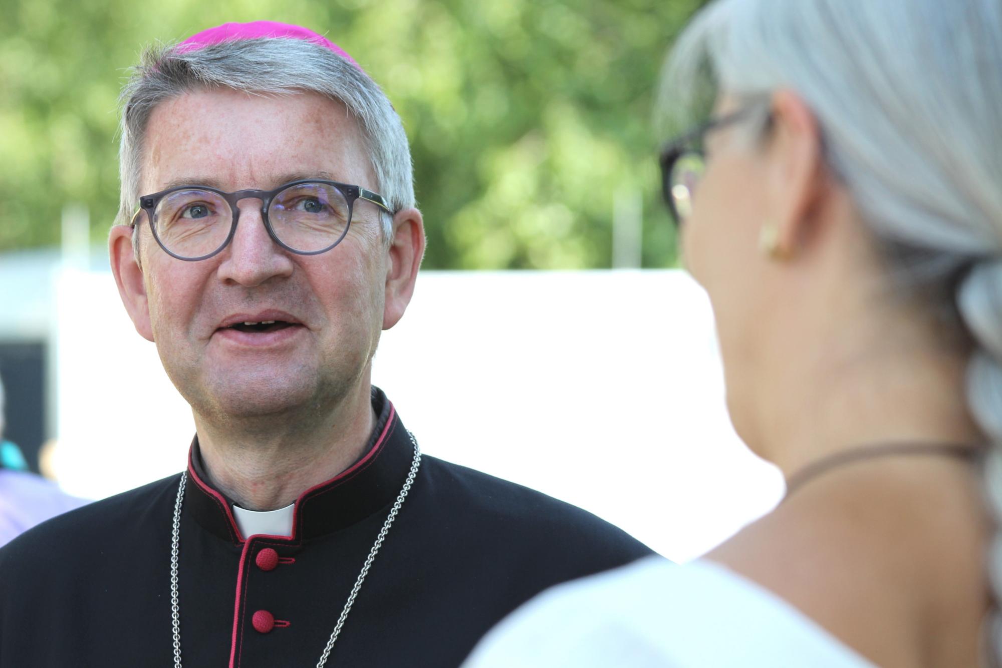 Büchel, 3. Juli 2021: Bischof Peter Kohlgraf im Gespräch beim vierten Aktionstag für eine atomwaffenfreie Welt. (c) Bistum Mainz / Blum