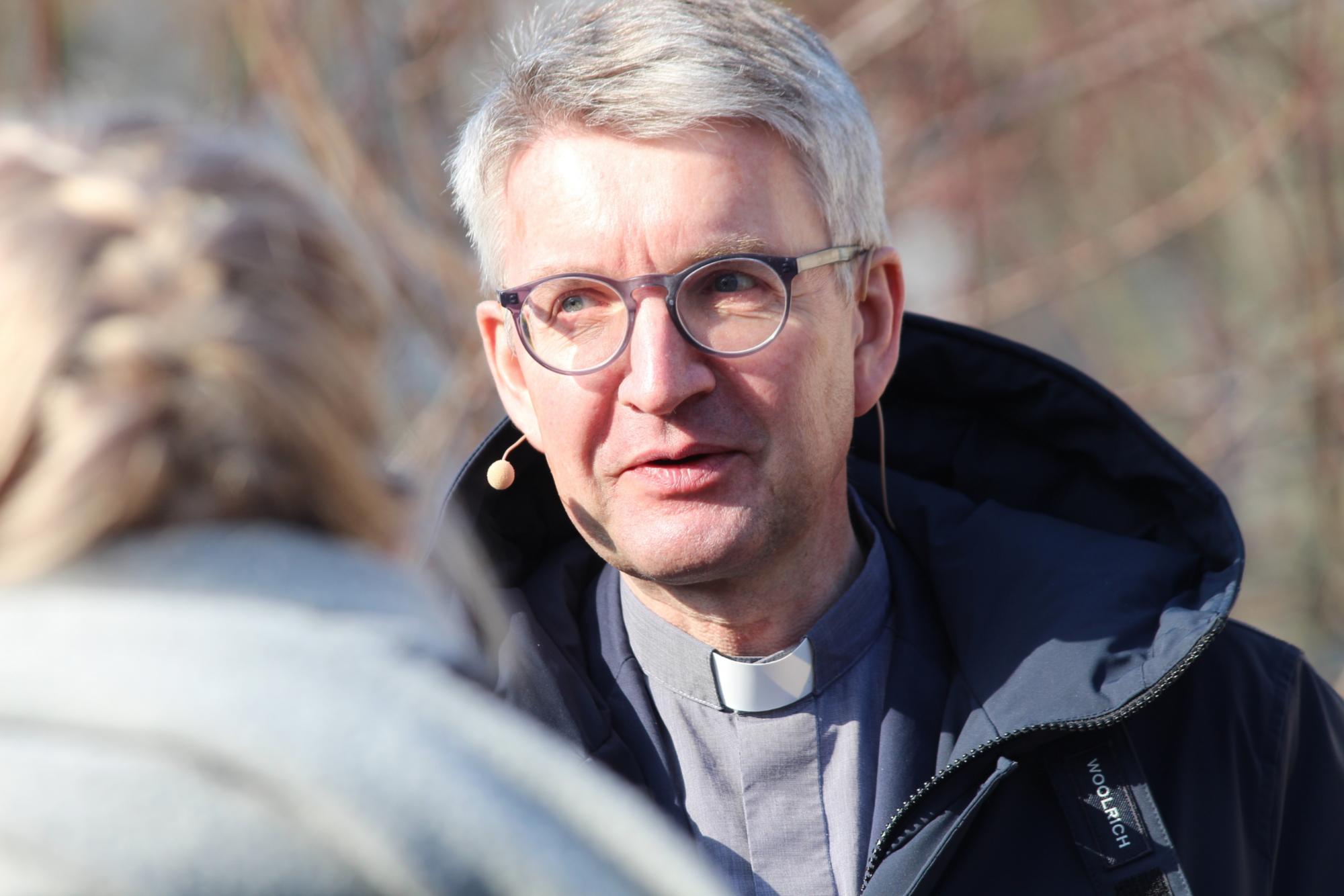 Mainz, 13. Februar 2022: Bischof Peter Kohlgraf beim Gespräch in einer Pause der zweiten Mainzer Jugendsynode. (c) Bistum Mainz / Blum