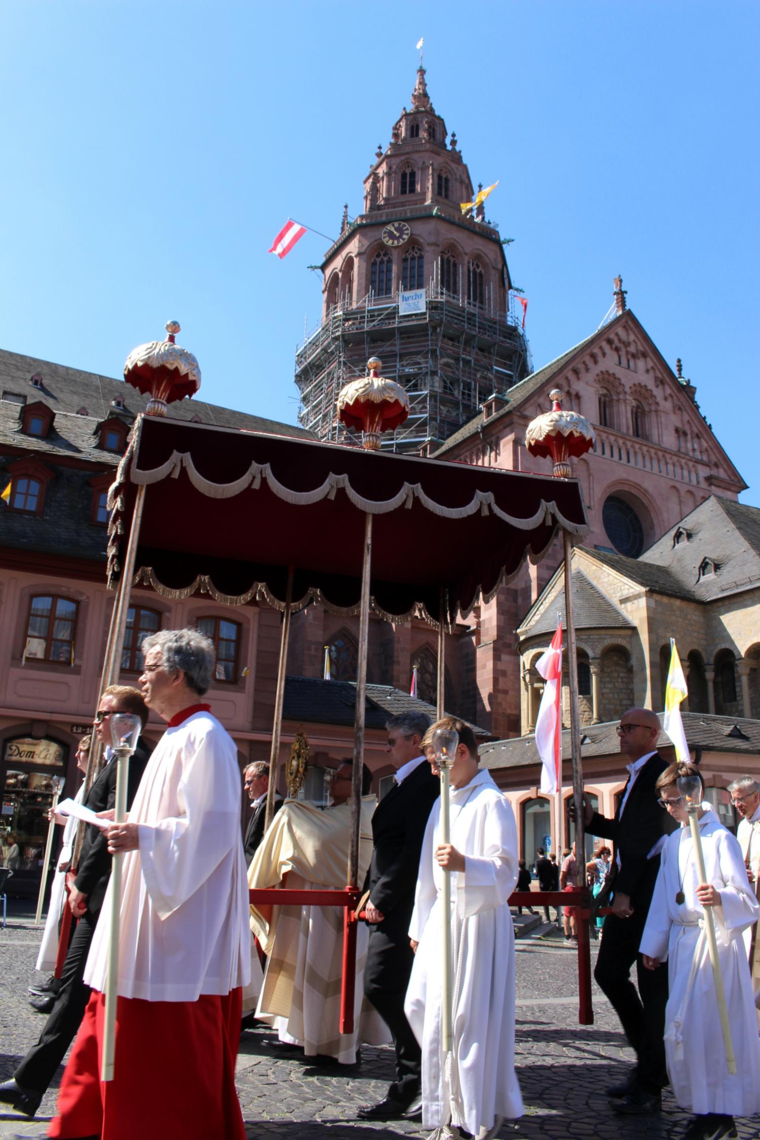 Mainz, 16. Juni 2022: Die Fronleichnamsprozession auf dem Domplatz. (c) Bistum Mainz / Blum
