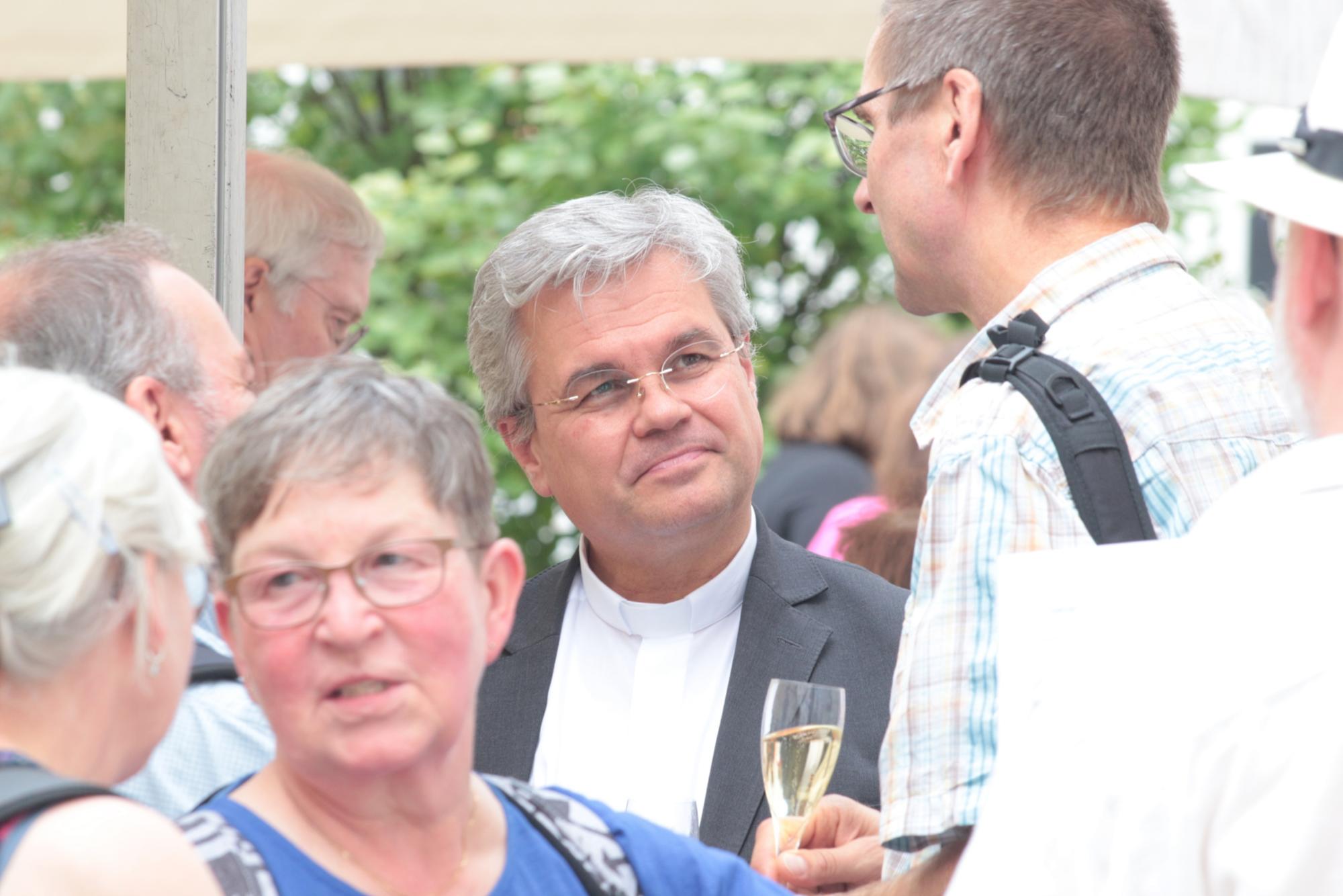 Mainz, 14. Juli 2022: Weihbischof Udo Markus Bentz im Gespräch beim 