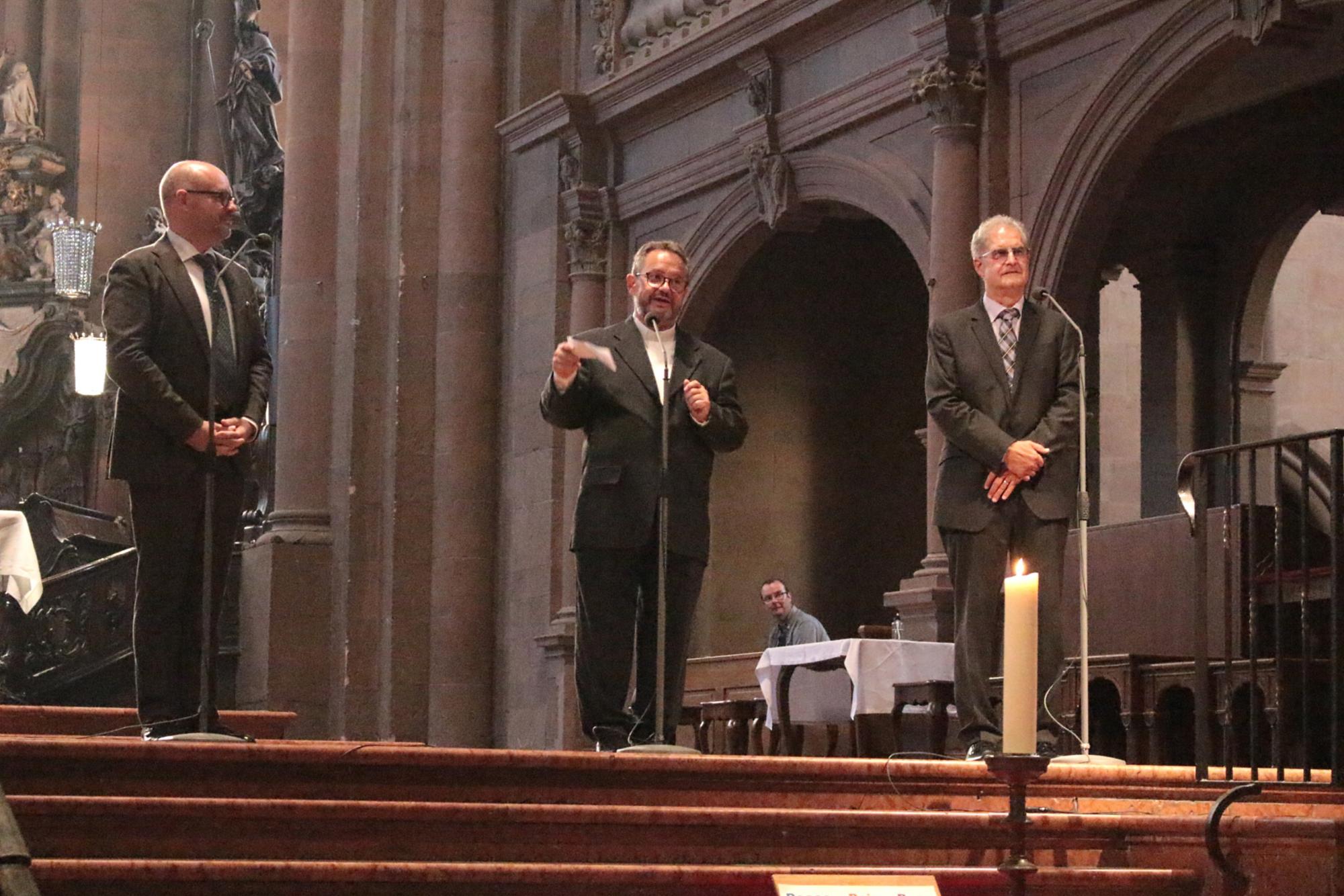 Mainz, 21. August 2022: Eine Einführung in die neue Orgel gaben vor dem Konzert die Orgelbauer Simon Hebeisen (links) und Wendelin Eberle (rechts) gemeinsam mit Domdekan Henning Priesel. (c) Bistum Mainz / Blum