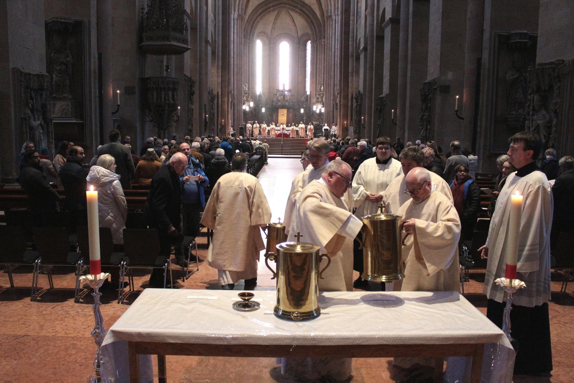 Mainz, 3. April 2023: Diakone trugen die Heiligen Öle zur Weihe in den Altarraum. (c) Bistum Mainz / Blum