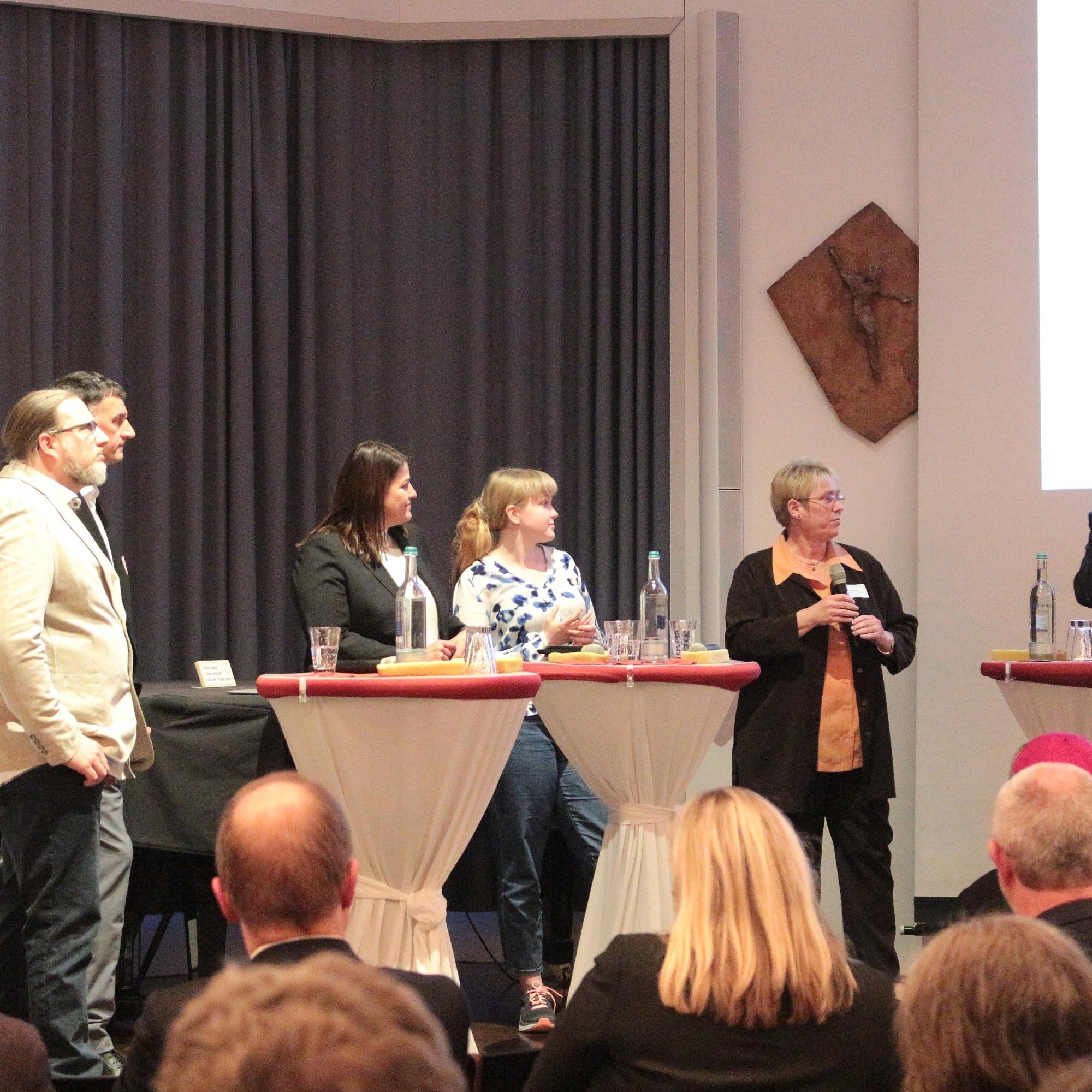 Mainz, 30. April 2023: Podiumsgespräch zum Tag der Arbeit (v.l.n.r.): Thorsten Klee, Thomas Heinz, Susanne Wingertszahn, Chantal Kister, Marion Hesse und Peter Hanack.