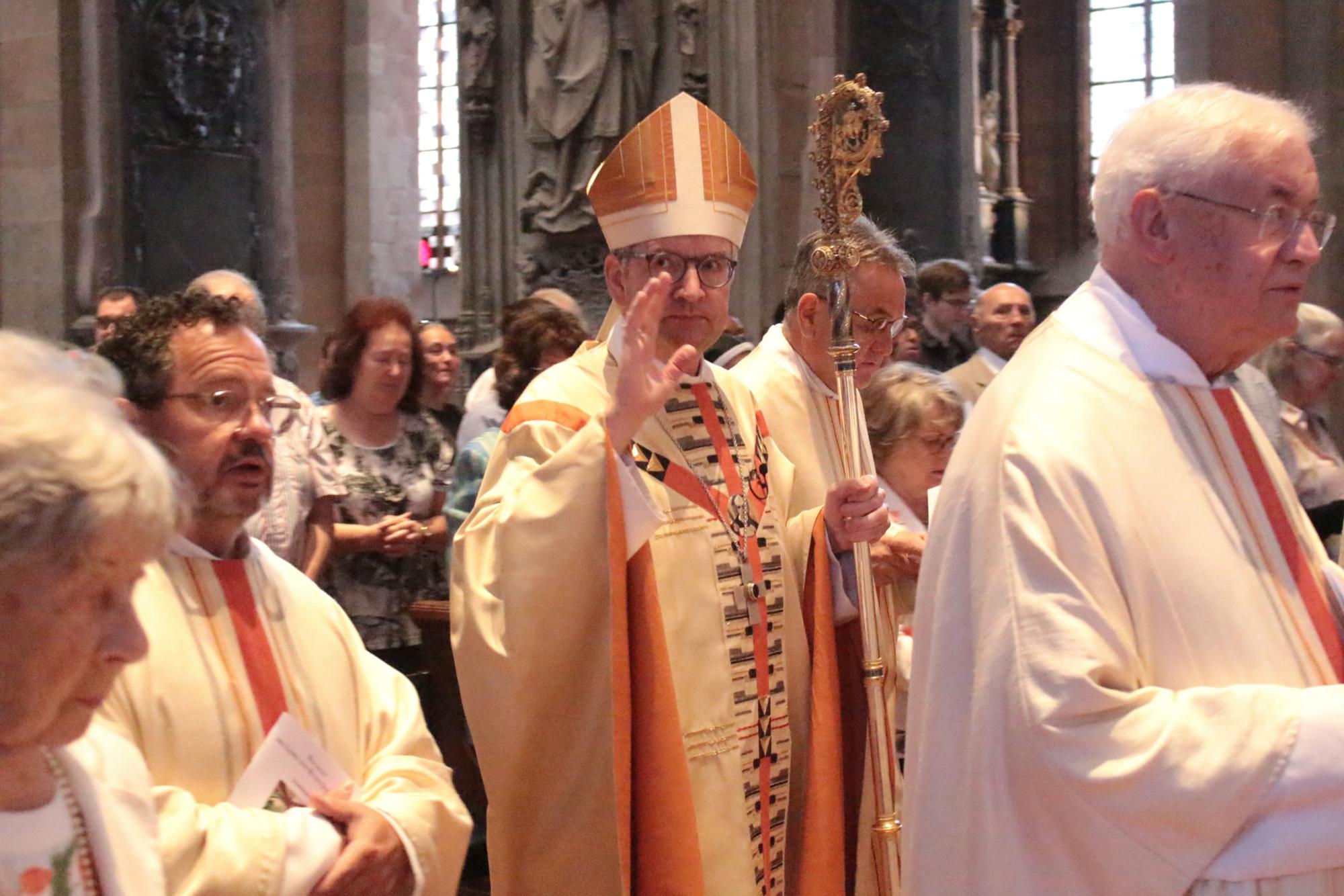 Mainz, 8. Juni 2023: Einzug zum Gottesdienst im Mainzer Dom mit Bischof Peter Kohlgraf. (c) Bistum Mainz / Blum