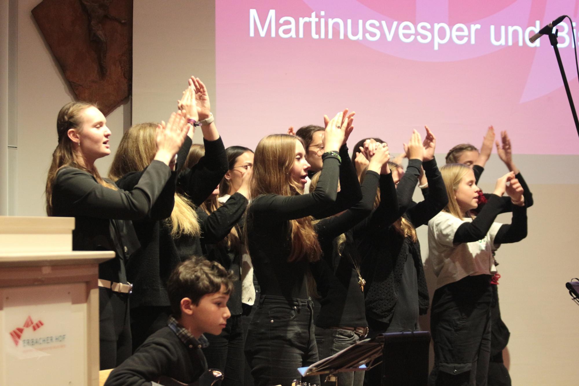 Mainz, 12. November 2023: Musikalisch gestaltet wurde der Empfang von der Sacro Pop-Band der Albertus Magnus-Schule in Viernheim unter Leitung von Martina Weis. (c) Bistum Mainz / Blum