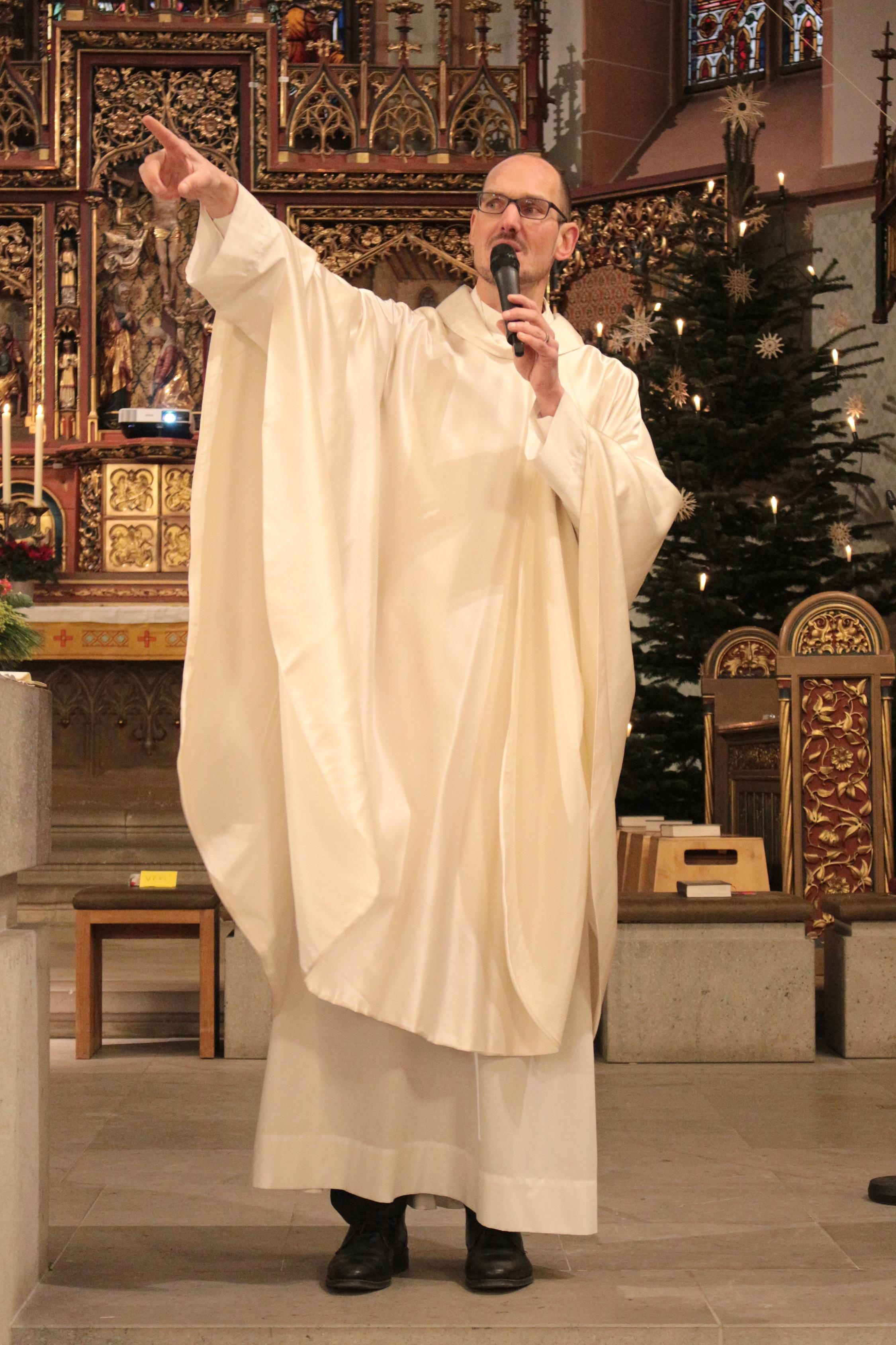 Gau-Algesheim, 7. Januar 2024: Pfarrer Christian Feuerstein bei einer Ansage vor dem Gottesdienst.