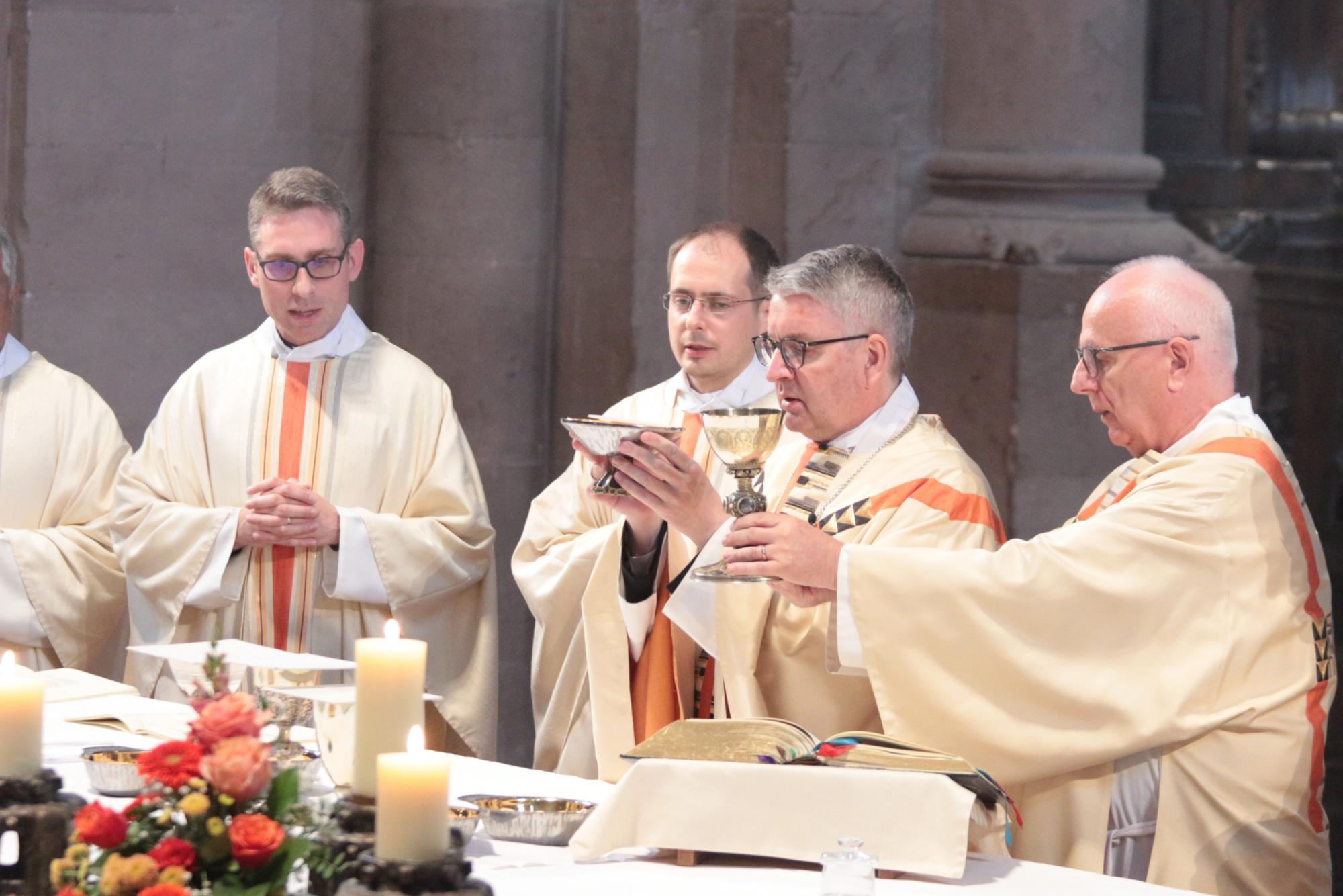 Mainz, 6. Juli 2024: Neupriester Lukas Tyczka nach der Weihe gemeinsam mit Bischof Peter Kohlgraf am Altar. (c) Bistum Mainz / Blum