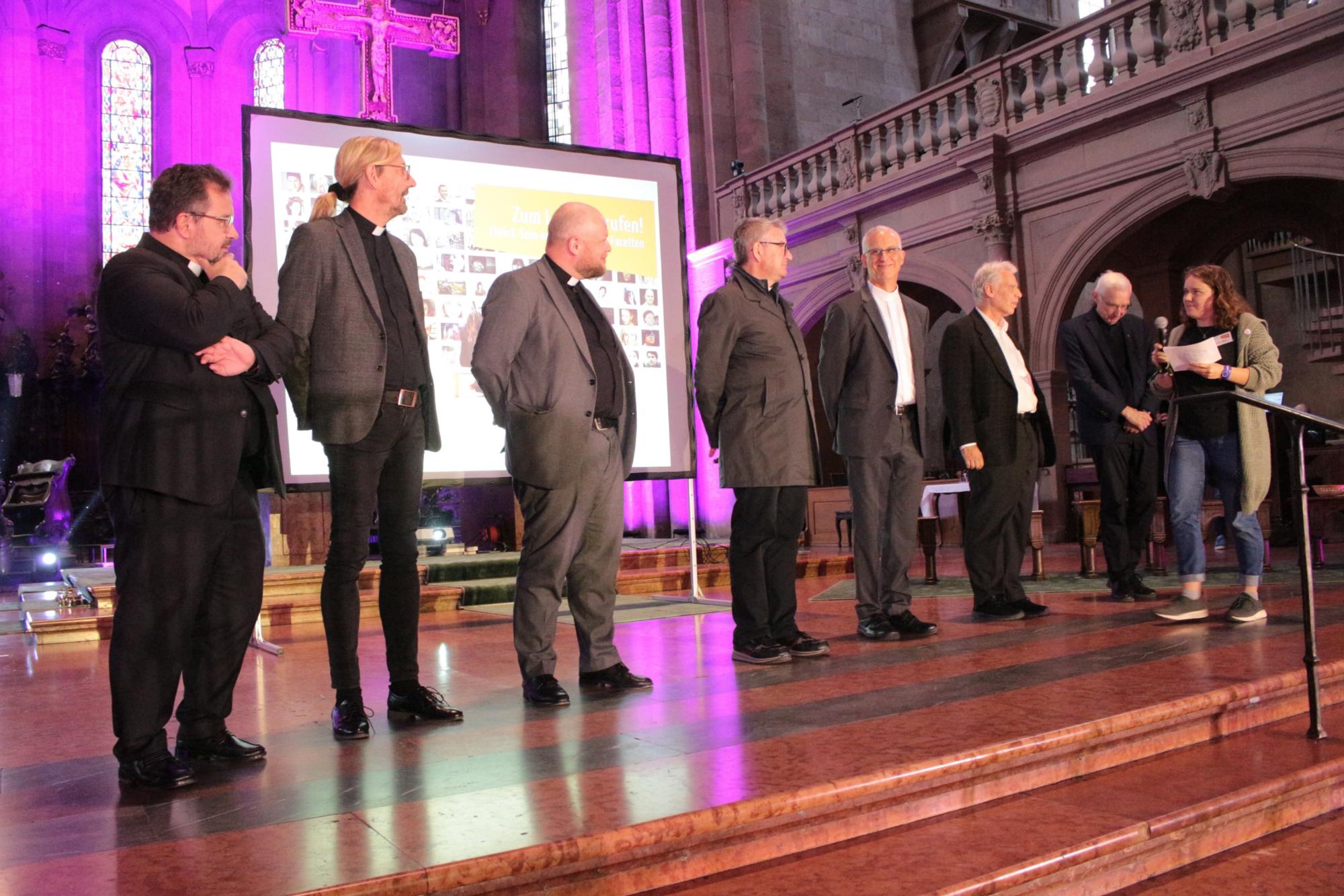 Mainz, 14. September 2024: Die Firmspender stellten sich den Fragen der Jugendlichen (v.l.n.r.): Domdekan Henning Priesel, Offizial Olaf Lindenberg, Generalvikar Dr. Sebastian Lang, Bischof Peter Kohlgraf,  sowie die Domkapitulare Hans-Jürgen Eberhardt, Michael Ritzert und Professor Dr. Franz-Rudolf Weinert sowie Moderatorin Martha Linck.. (c) Bistum Mainz / Blum