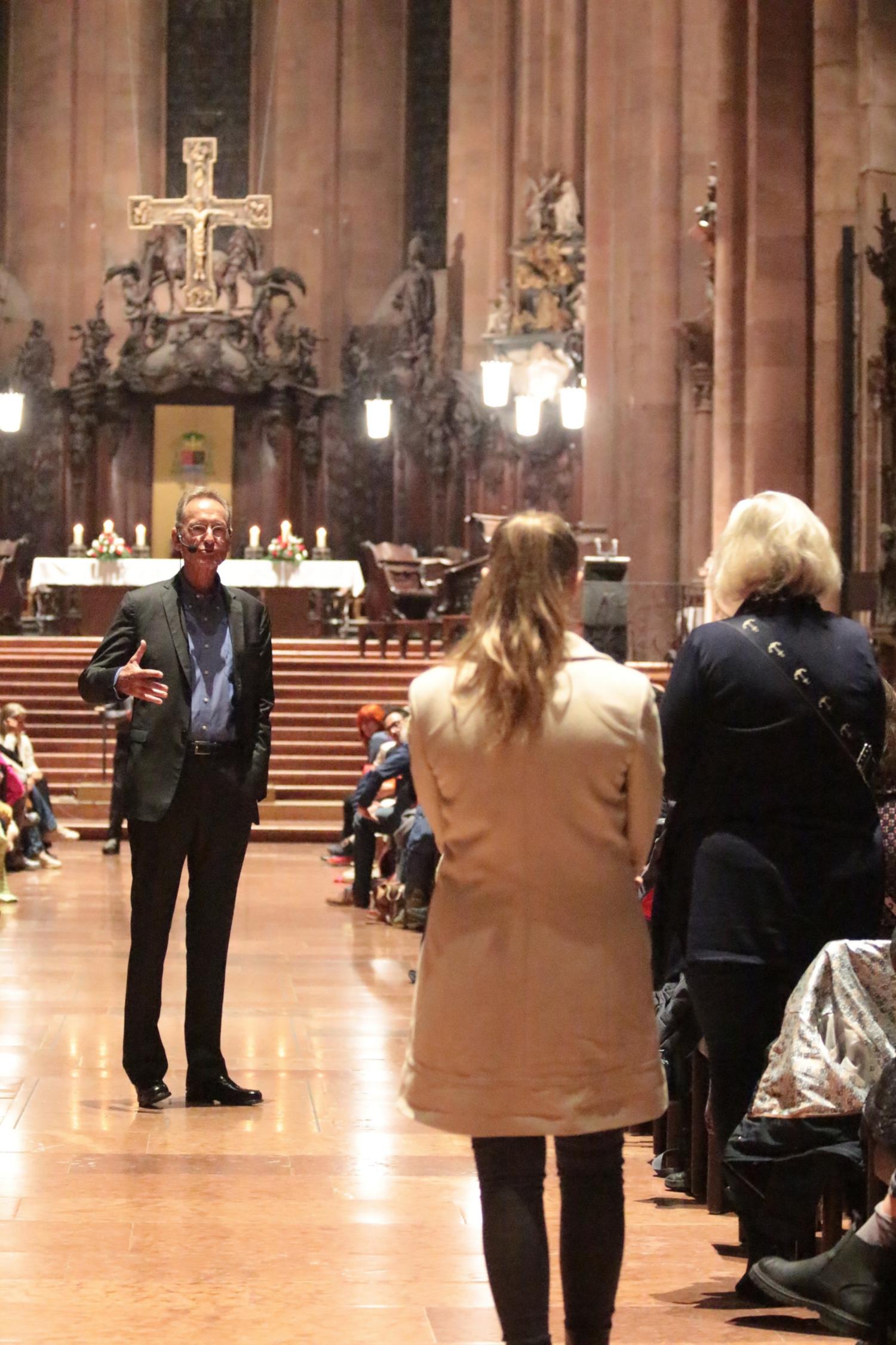 Mainz, 30. September 2024: Bernhard Schlink nahm sich viel Zeit für die Fragen der Besucher im Mainzer Dom. (c) Bistum Mainz / Blum