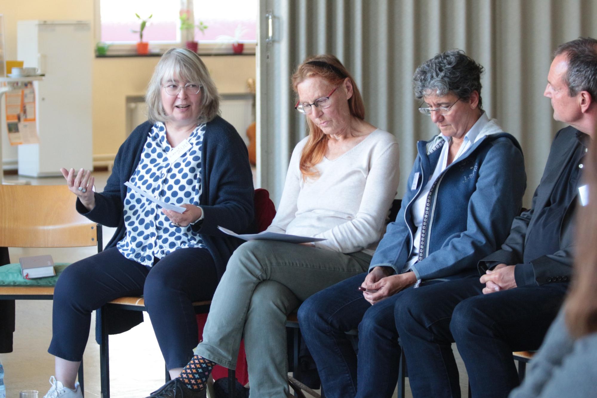 Rüsselsheim, 5. Oktober 2024: Edna Auer und Ruth Hartmann (von links) von der Gemeinschaft Christlichen Lebens (GCL) moderierten den Austausch über die Brotvermehrung. (c) Bistum Mainz / Blum