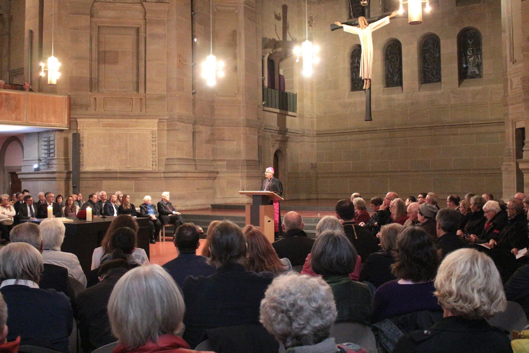 Mainz, 31. Oktober 2024: Der Mainzer Bischof Peter Kohlgraf bei seinem Festvortrag zur EKHN-Reformationsfeier in der Christuskirche. (c) Bistum Mainz / Blum