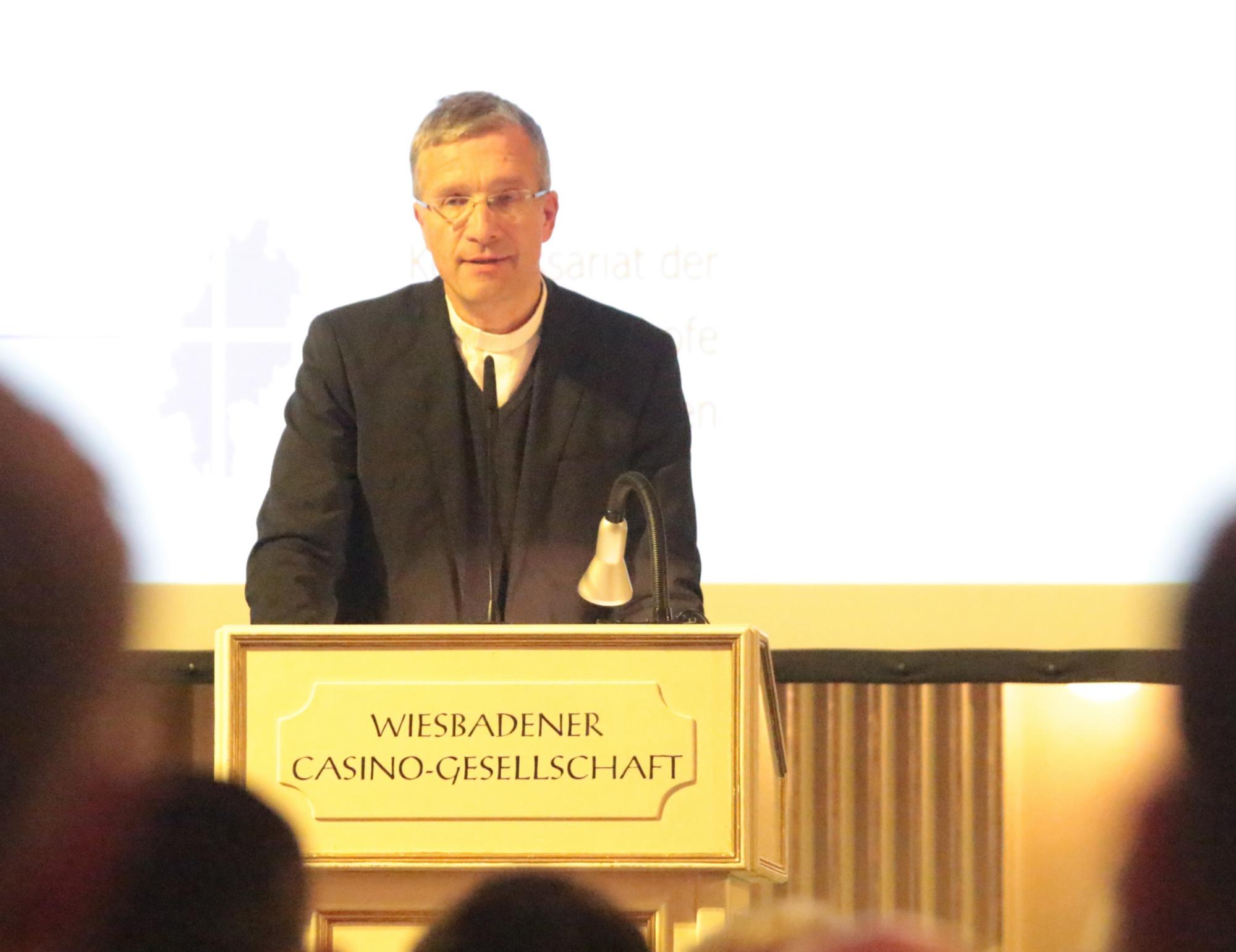 Wiesbaden, 19. November 2024: Bischof Michael Gerber aus Fulda sprach das Grußwort von Seiten der Kirche. (c) Bistum Mainz / Blum