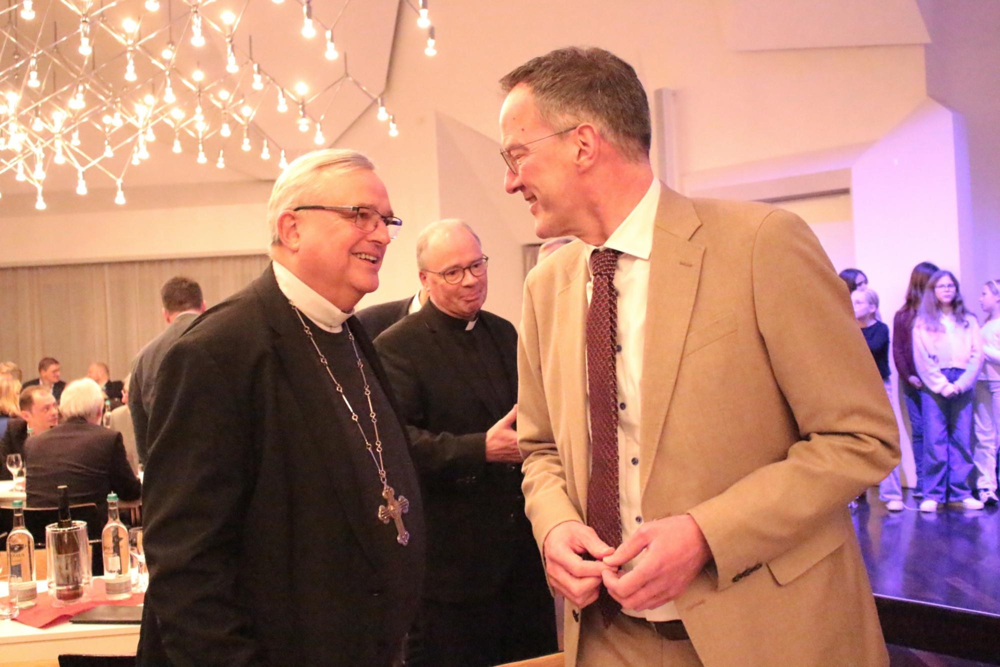 Mainz, 21. November 2024: Der Speyrer Bischof Karl-Heinz-Wiesemann im Gespräch mit Innenminister Michael Ebling (rechts); im Hintergrund Bischof Stephan Ackermann. (c) Bistum Mainz / Blum