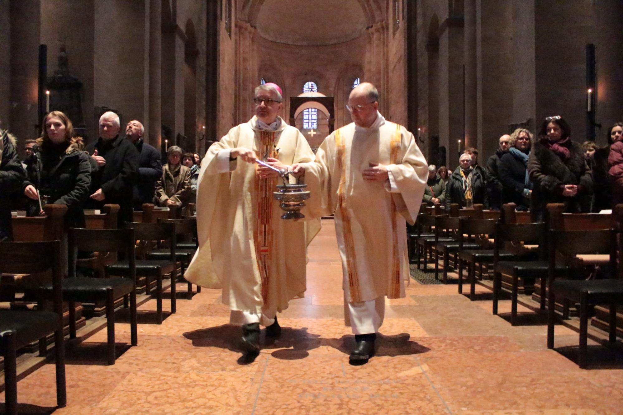 Mainz, 29. Dezember 2024: Am Beginn des Gottesdienstes besprengte Bischof Peter Kohlgraf mit Diakon Stefan Faust (rechts) die Gläubigen zur Tauferneuerung mit Weihwasser. (c) Bistum Mainz / Blum