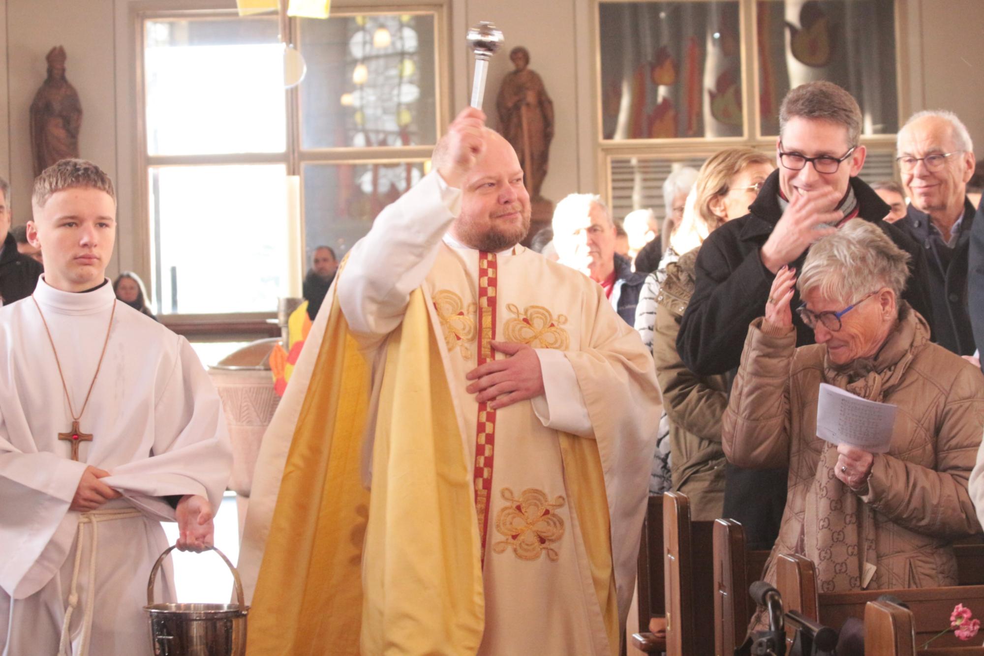 Bensheim, 12. Januar 2025: Beim Taufgedächtnis ging Generalvikar Dr. Sebastian Lang mit Weihwasser durch den Mittelgang der Kirche. (c) Bistum Mainz / Blum