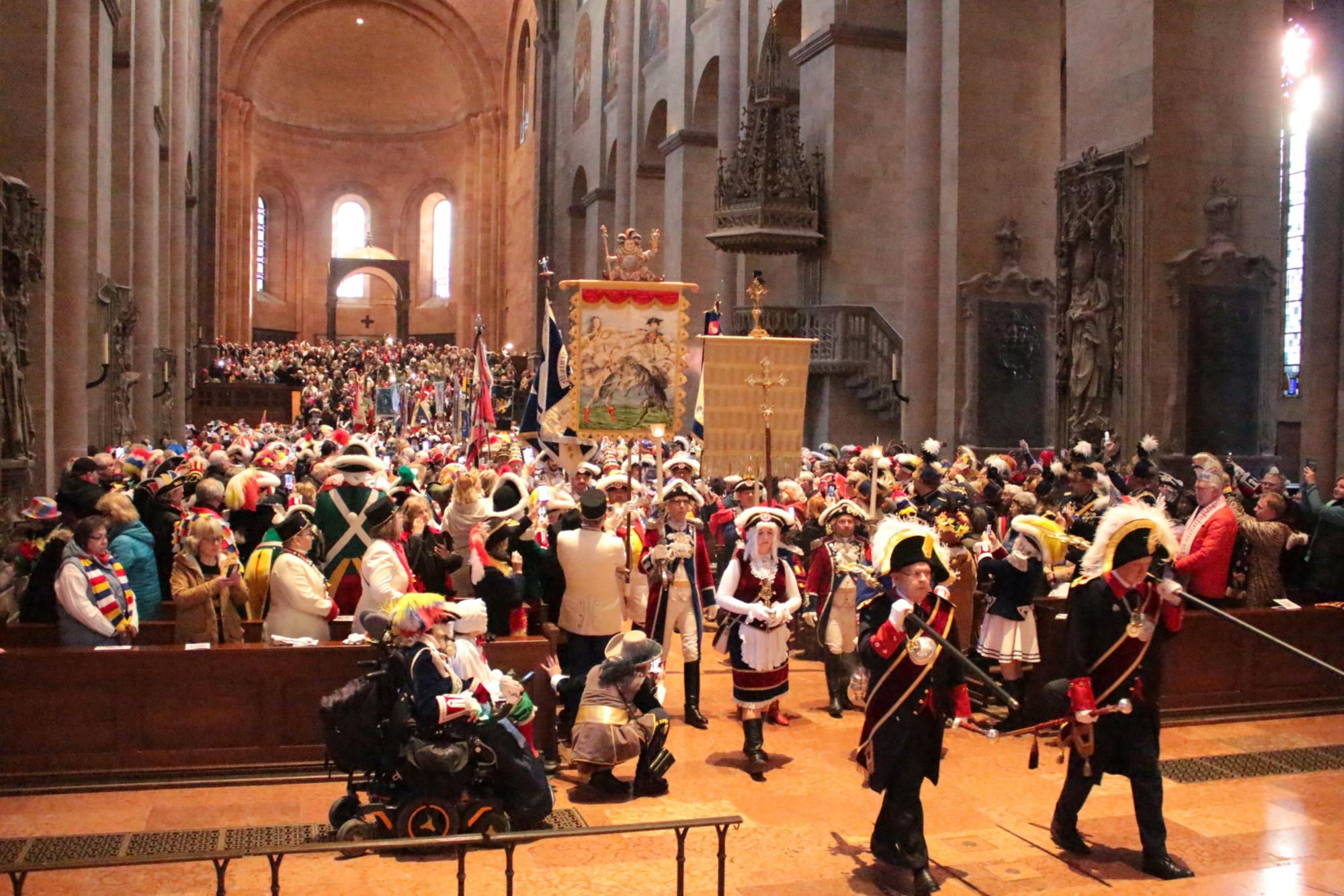 Mainz, 2. März 2025: Einzug beim Gardegottesdienst im vollbesetzten Mainzer Dom. (c) Bistum Mainz / Blum