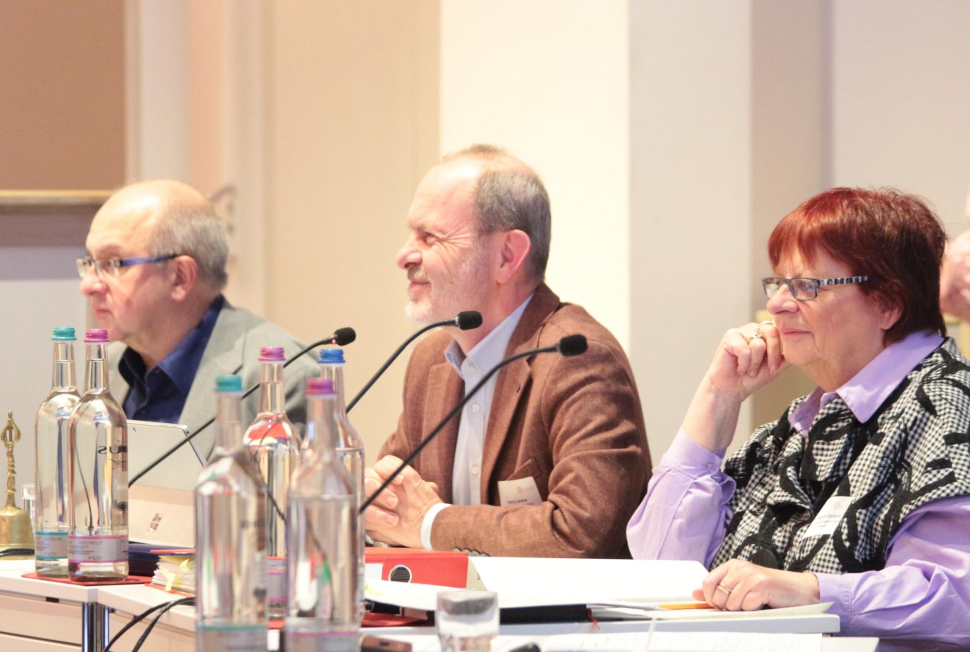 Mainz, 14. März 2025: Moderiert wurde die Frühjahrsvollversammlung des Rates der Katholikinnen und Katholiken durch Hildegard Eckert (rechts) und Patrick Landua (mitte); links Seelsorgedezernent Michael Wagner-Erlekam.