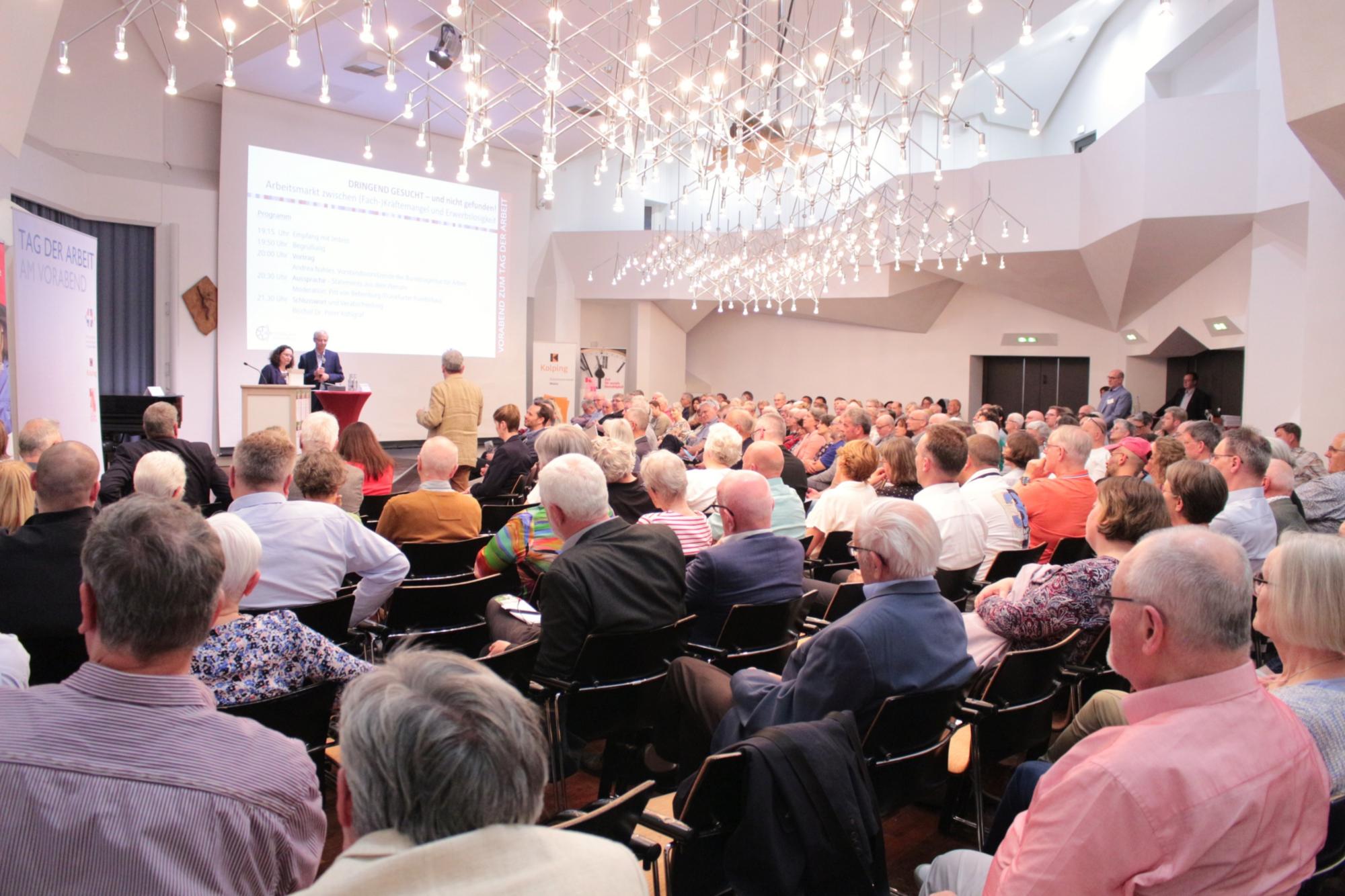 Mainz, 30. April 2025: Volles Haus beim Empfang am Vorabend des Tages der Arbeit im Erbacher Hof. (c) Bistum Mainz / Blum