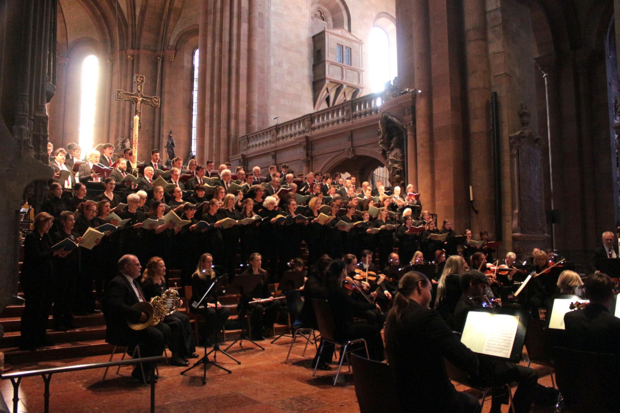 4Mainz, 16. Mai 2025: Den musikalischen Rahmen gestalteten die Chöre am Dom mit dem Mainzer Domorchester. (c) Bistum Mainz / Blum