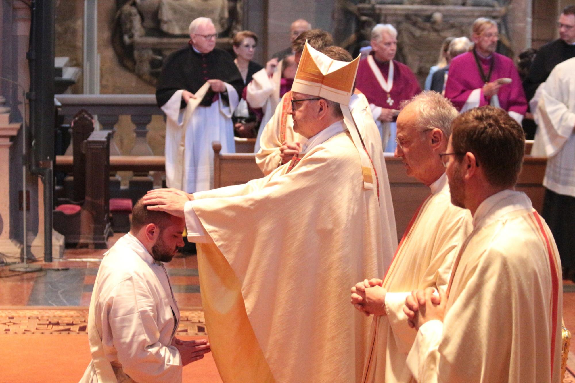 Mainz, 28. Juni 2025: Bischof Peter Kohlgraf weihte den Neupriester Thomas Kettel durch Handauflegung und Weihegebet. (c) Bistum Mainz / Blum