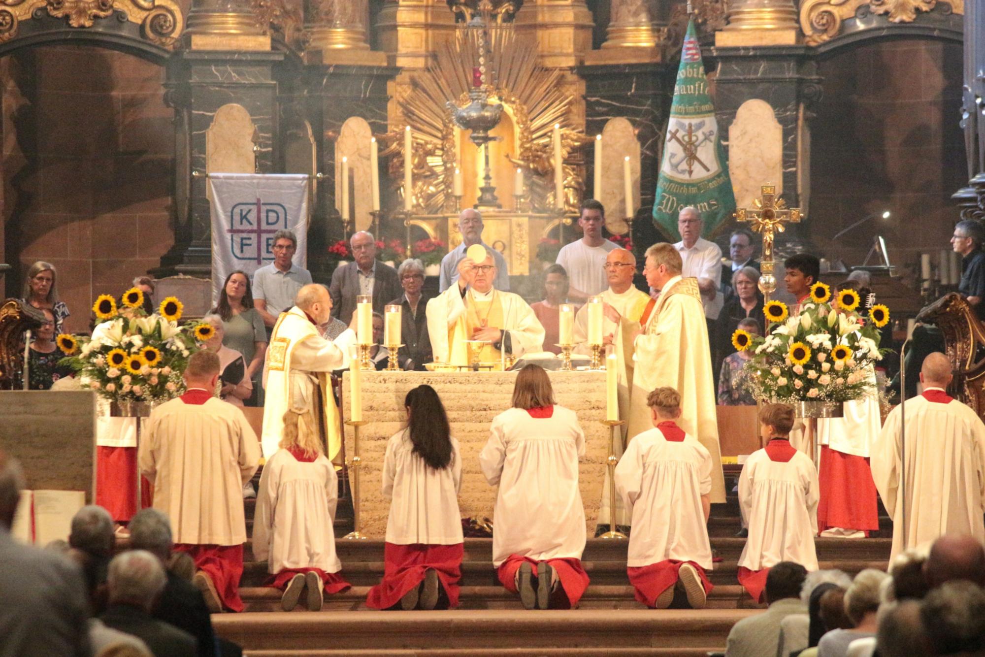 Worms, 24. August 2025: Während der Wandlung beim Festgottesdienst zum 1000. Todestag von Bischof Burchard mit Bischof Peter Kohlgraf im Wormser Dom. (c) Bistum Mainz / Blum