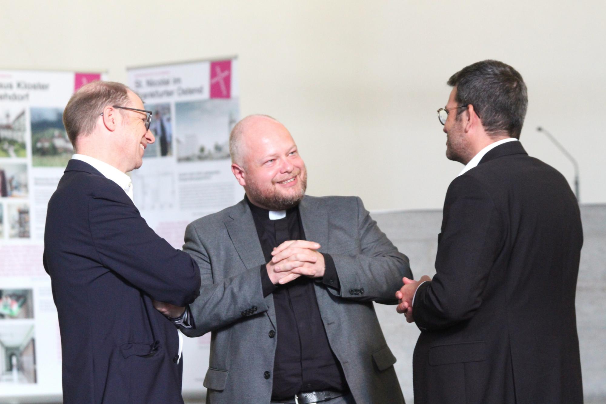 Friedberg, 10. September 2025: Der Mainzer Generalvikar Dr. Sebastian Lang im Vorgespräch mit Jan Weckler (links) und André Witte-Karp (rechts). (c) Bistum Mainz / Blum
