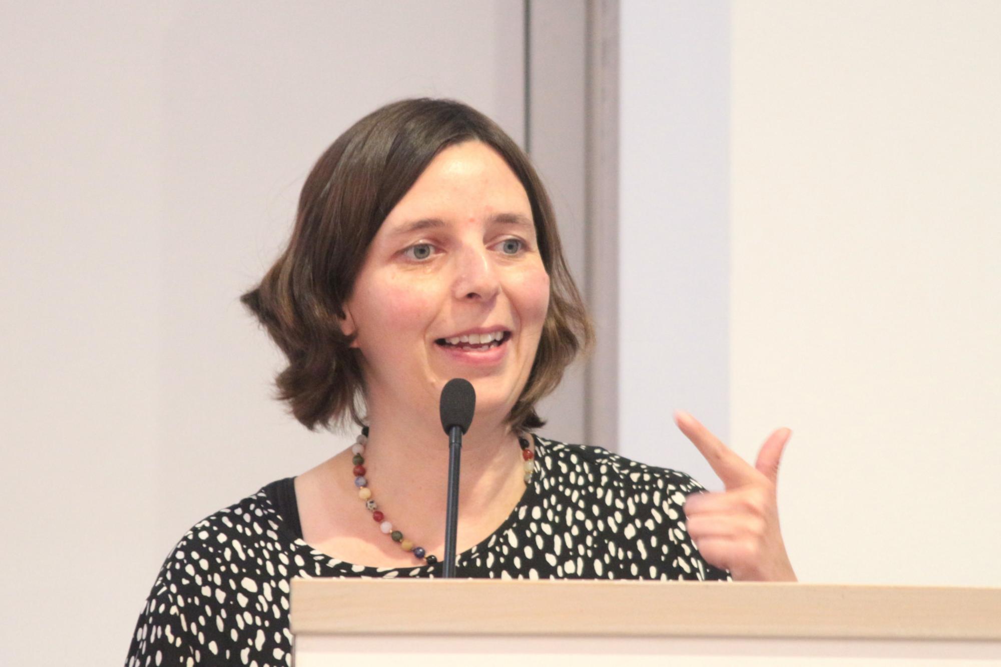 Mainz, 13. September 2025: Die Leiterin der Koordinationsstelle für den Pastoralen Weg, Hildegard Kewes, gab einen Überblick über die Pastoralkonzepte der Anfang 2026 anstehenden insgesamt elf Pfarreigründungen im Rahmen des Pastoralen Weges. (c) Bistum Mainz / Blum