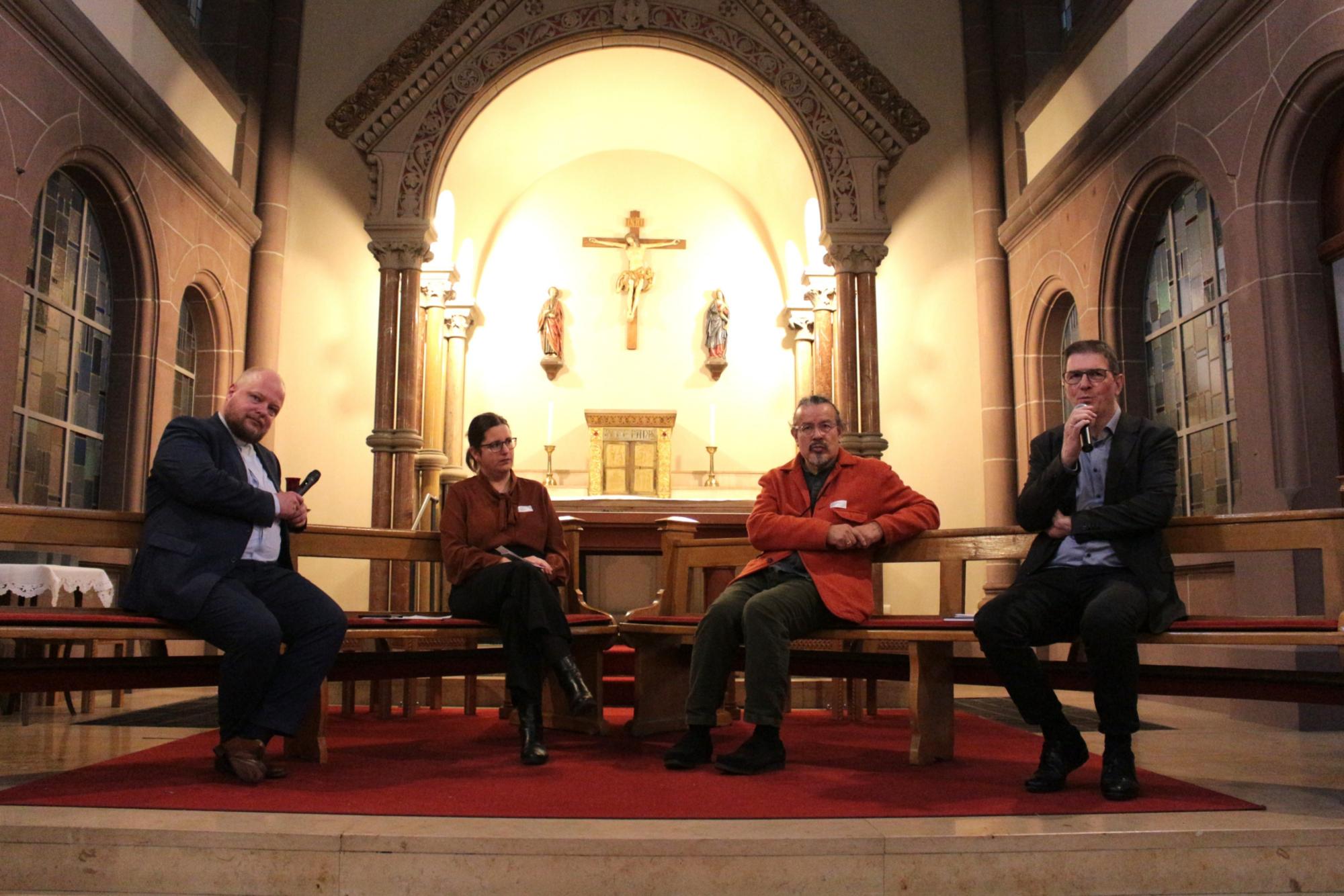 Mainz, 29. Oktober 2025: Podium beim Fachtag Kirchengebäude in der ehemaligen Kapuzinerkirche (v.l.n.r.): Generalvikar Sebastian Lang, Clarissa Vilain, Peter Cachola Schmal und Johannes Krämer. (c) Bistum Mainz / Blum