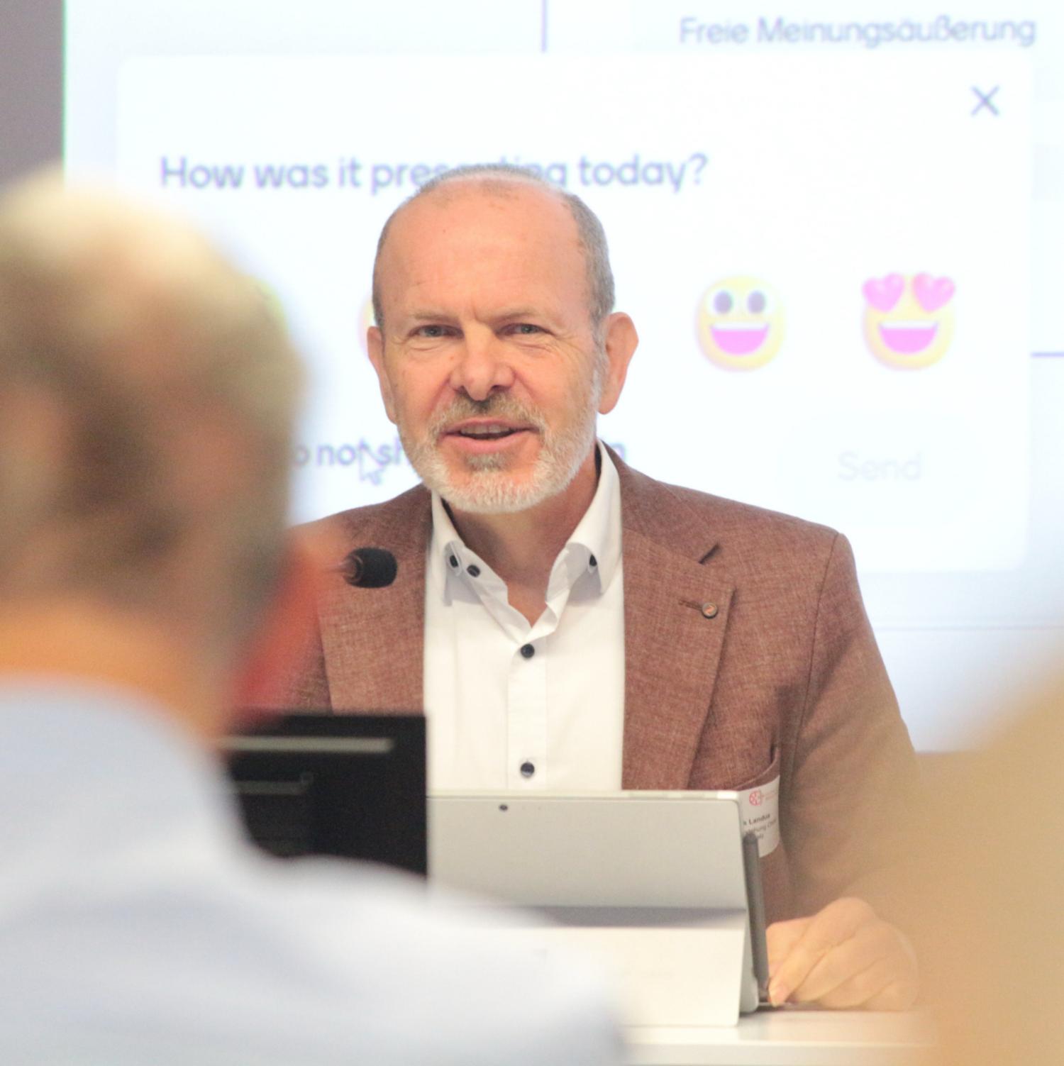 Mainz, 8. November 2025: Moderiert wurde die Herbstvollversammlung des Rates der Katholikinnen und Katholiken von Sprecher Patrick Landua. (c) Bistum Mainz / Blum