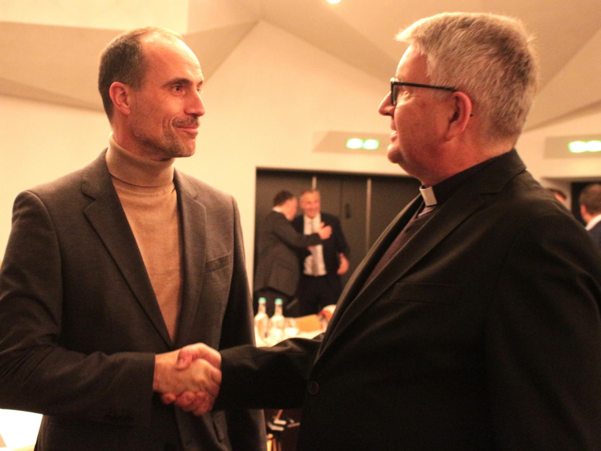 Mainz, 11. November 2025: Staatsminister Clemens Hoch (links) und der Mainzer Bischof Peter Kohlgraf beim St. Martinsempfang. (c) Bistum Mainz / Blum