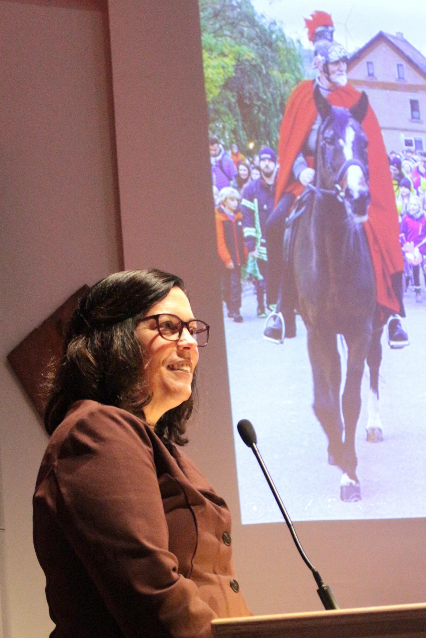 Mainz, 16. November 2025: Die Bevollmächtigte Stephanie Rieth bei ihrer Begrüßung im Ketteler-Saal des Erbacher Hofes. (c) Bistum Mainz / Blum