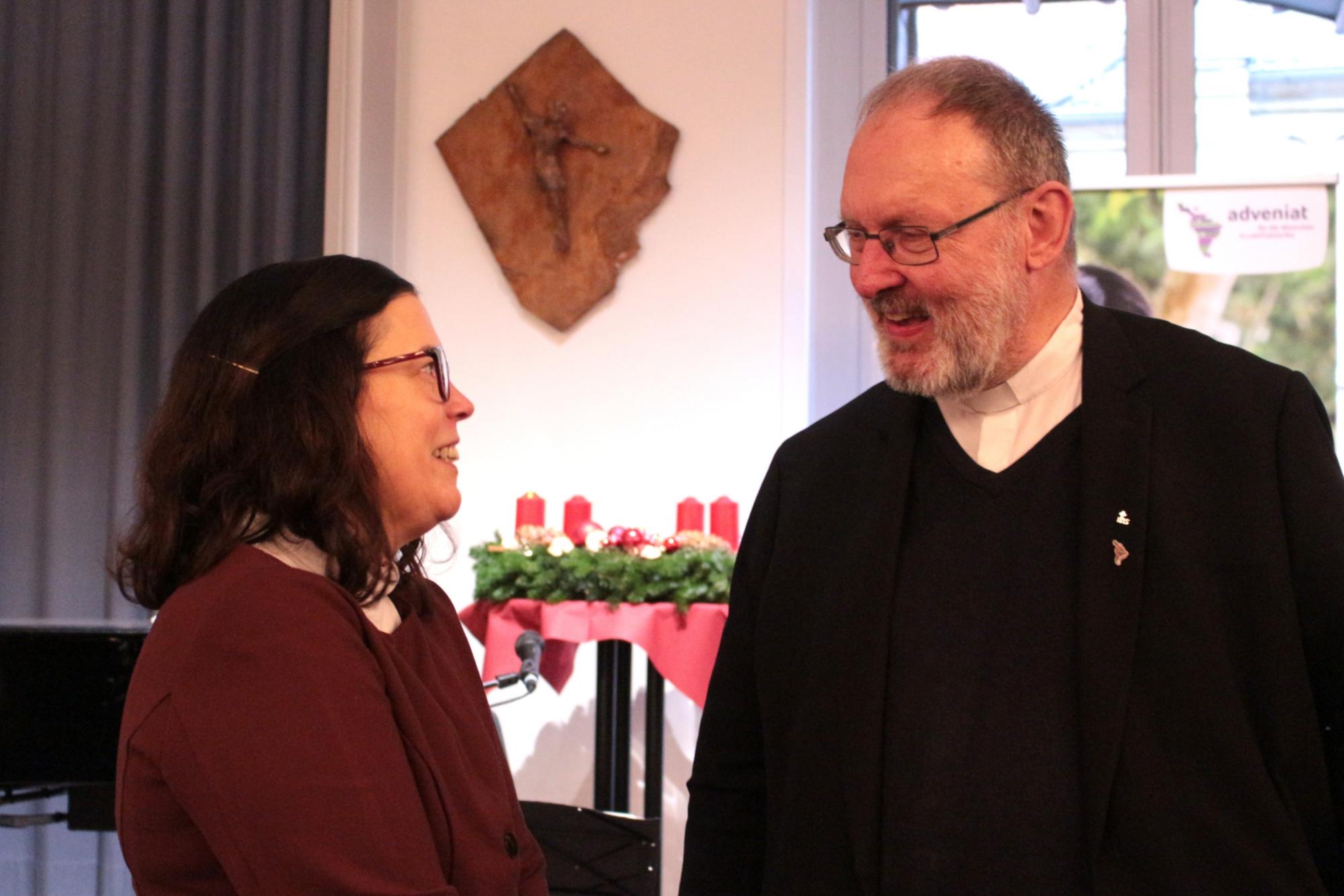 Mainz, 30. November 2025: Die Bevollmächtigte Stephanie Rieth im Gespräch mit Adveniat-Hauptgeschäftsführer Pater Dr. Martin Maier (rechts) beim Empfang im Erbacher Hof nach dem Eröffnungsgottesdienst der diesjährigen Adveniat-Weihnachtsaktion. (c) Bistum Mainz / Blum